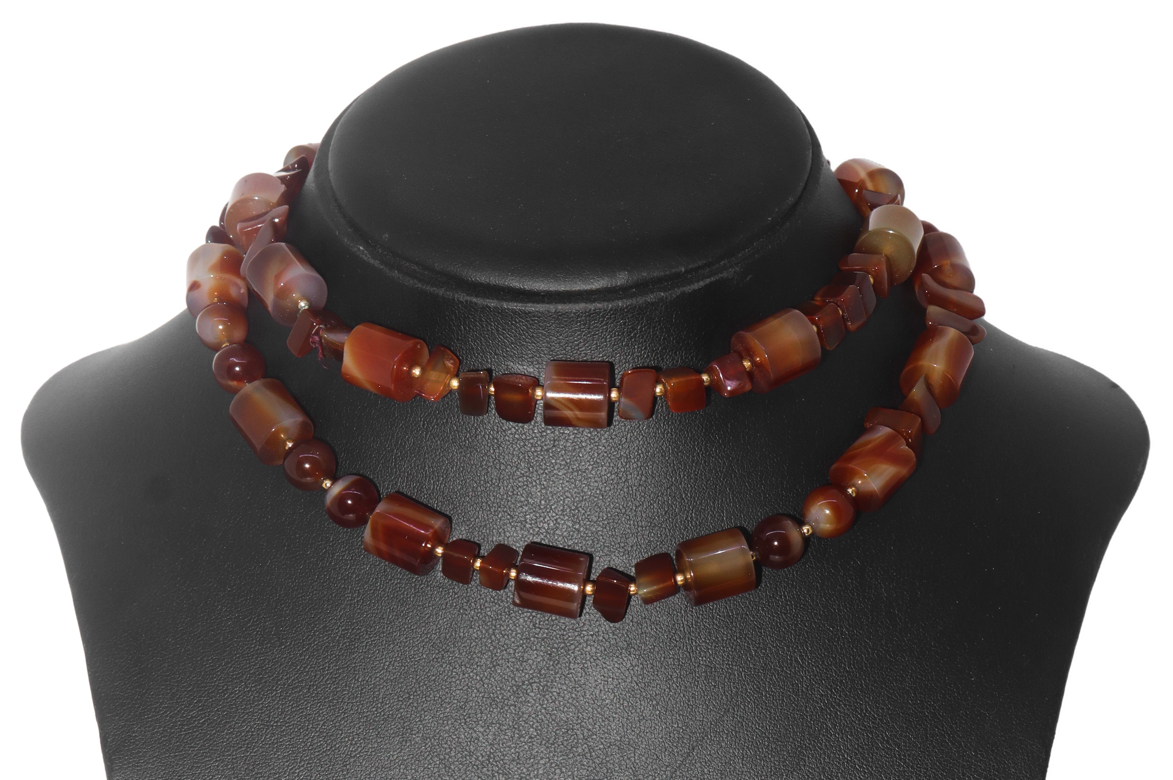 Collana in corniola con pietre dalla forma cilindrica, sferica e a scaglie