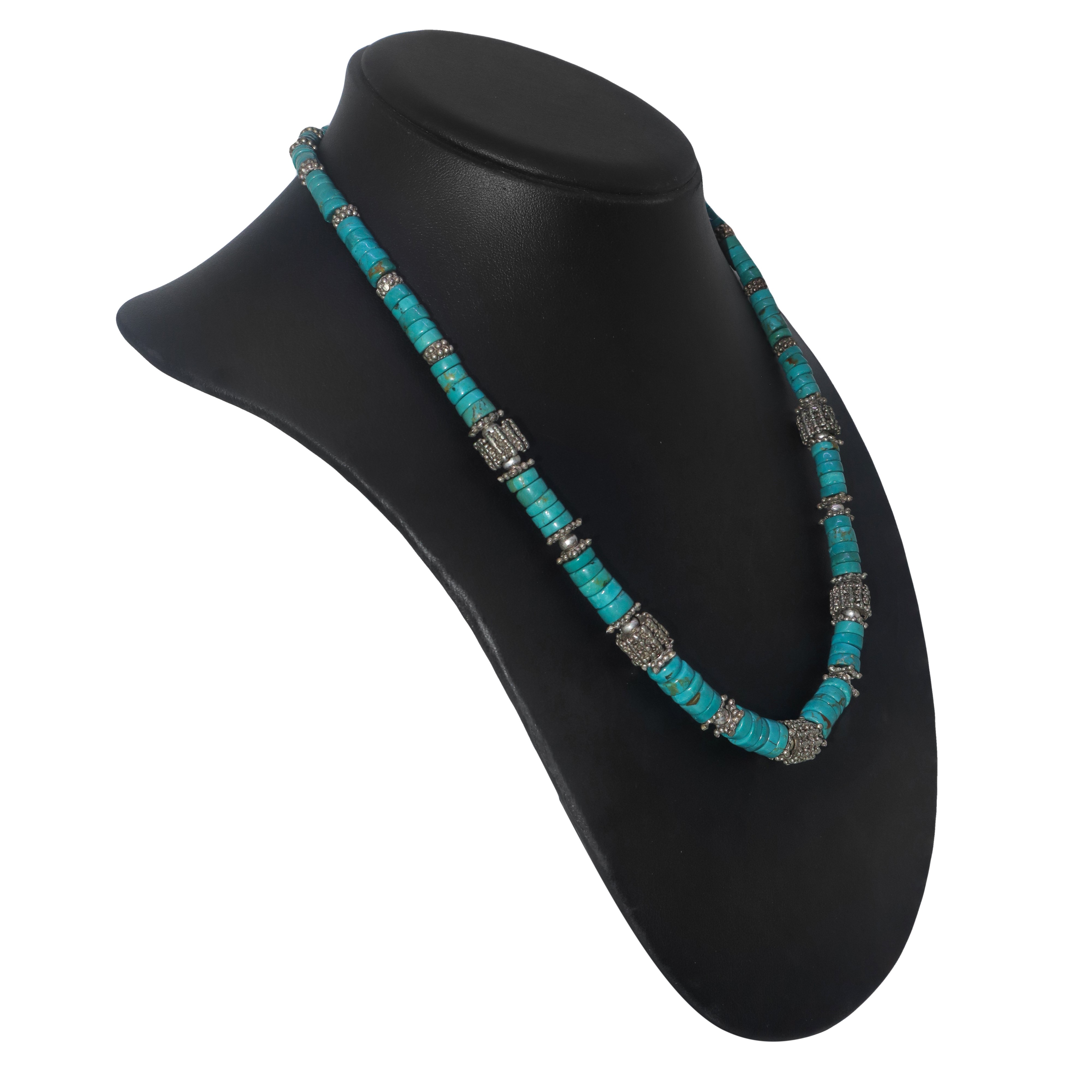 Collana in pasta di turchese con elementi puntinati