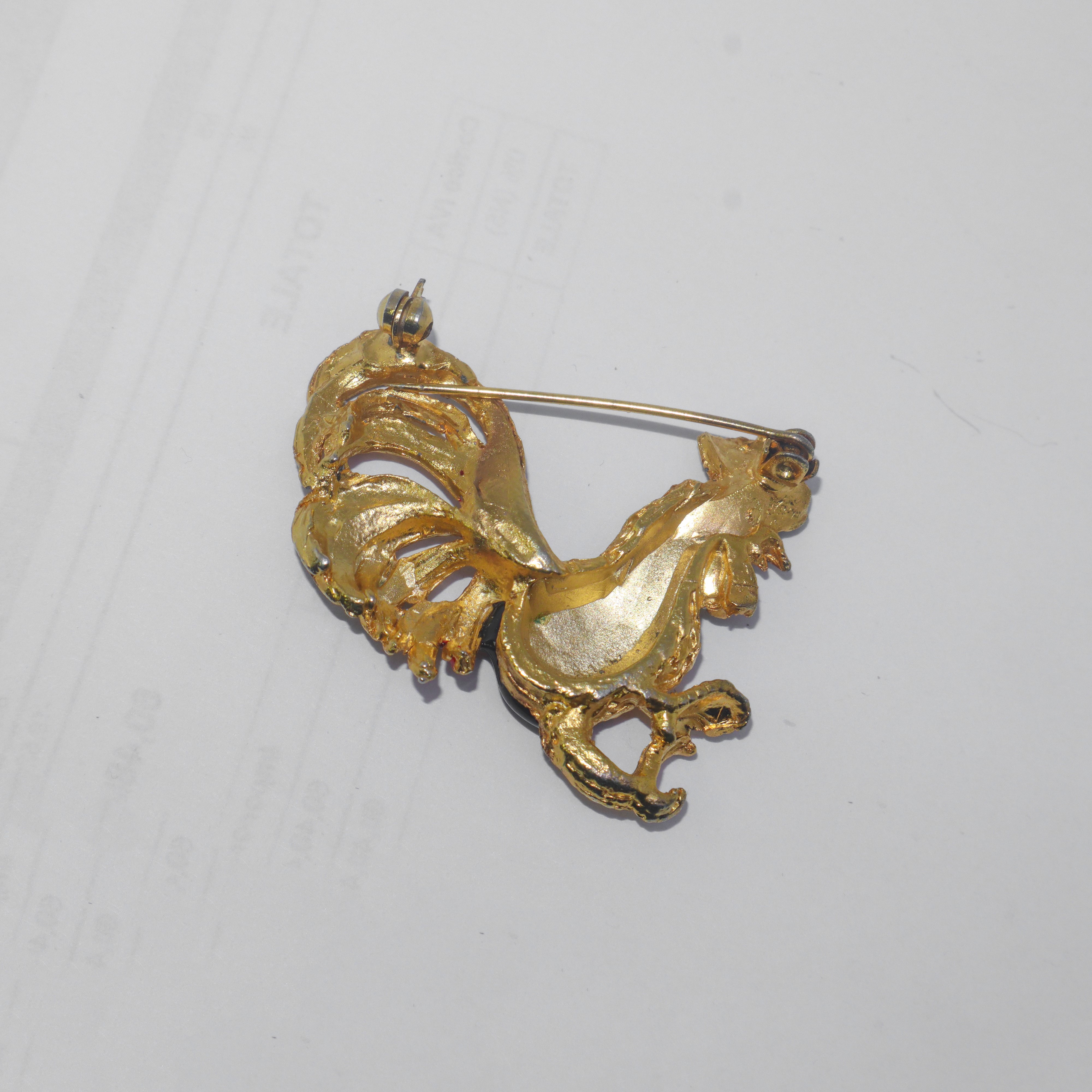 Spilla di un gallo in metallo dorato, smalti policromi e strass