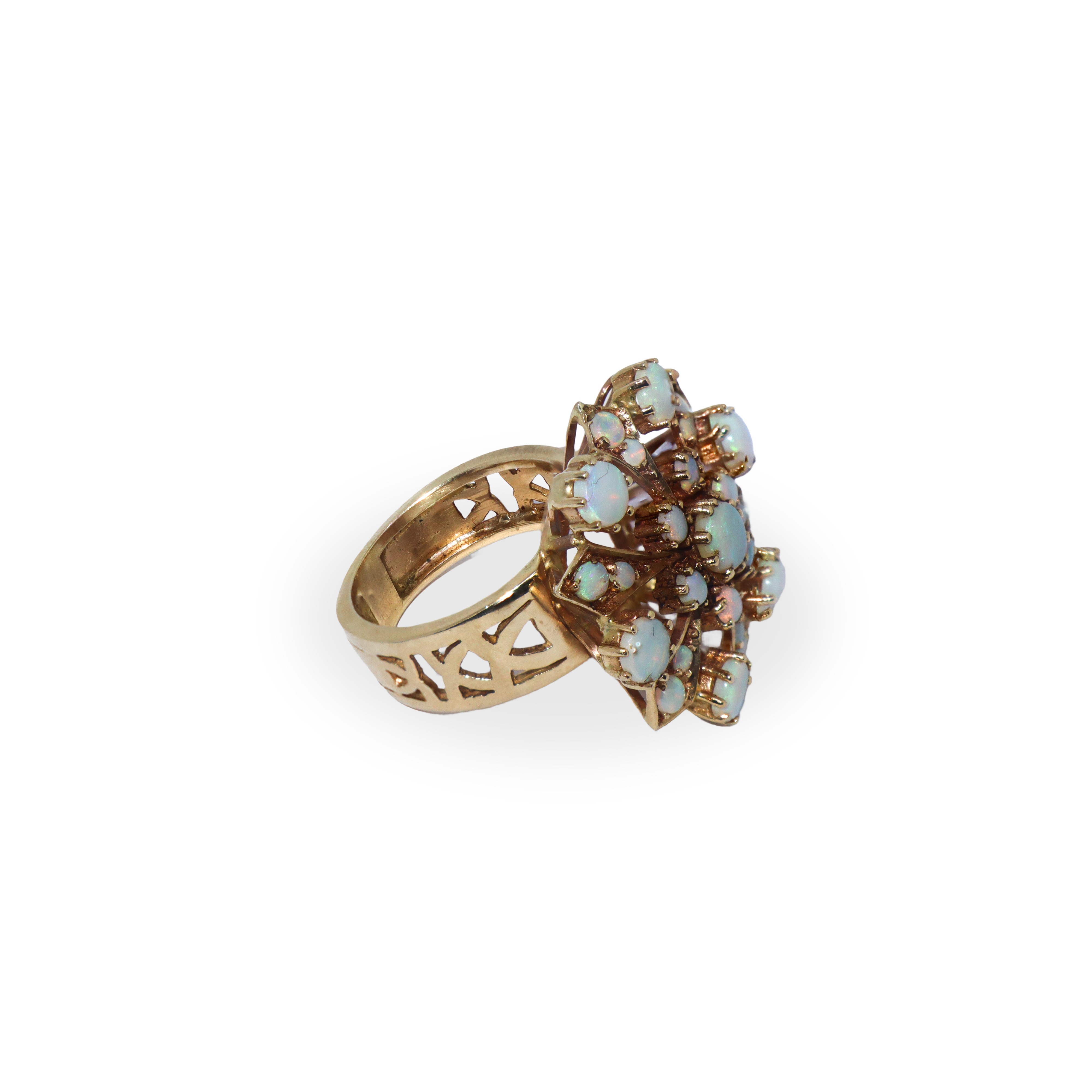 Anello in oro 14 kt a motivo floreale con opali cabochon rotondi