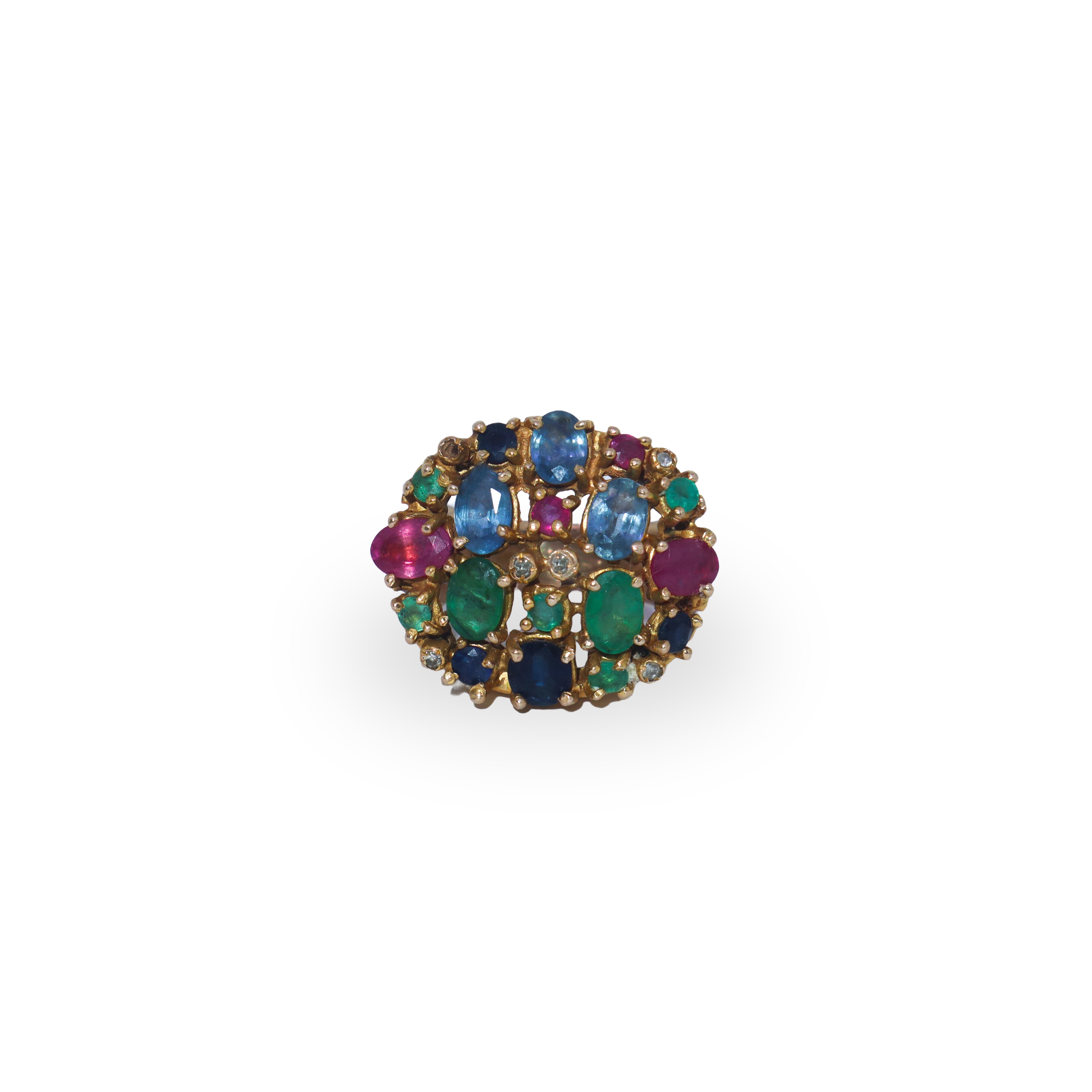 Anello “bucheron” in metallo dorato con zaffiri, smeraldi, rubini e piccoli brillanti