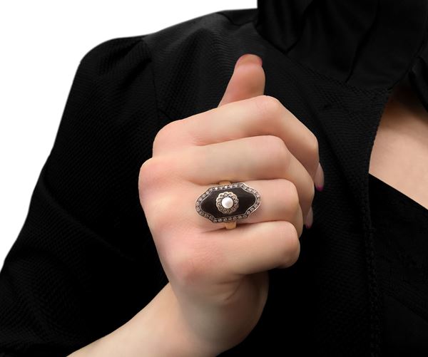 14 kt gold ring with onyx, central pearl and diamond flakes around the edge