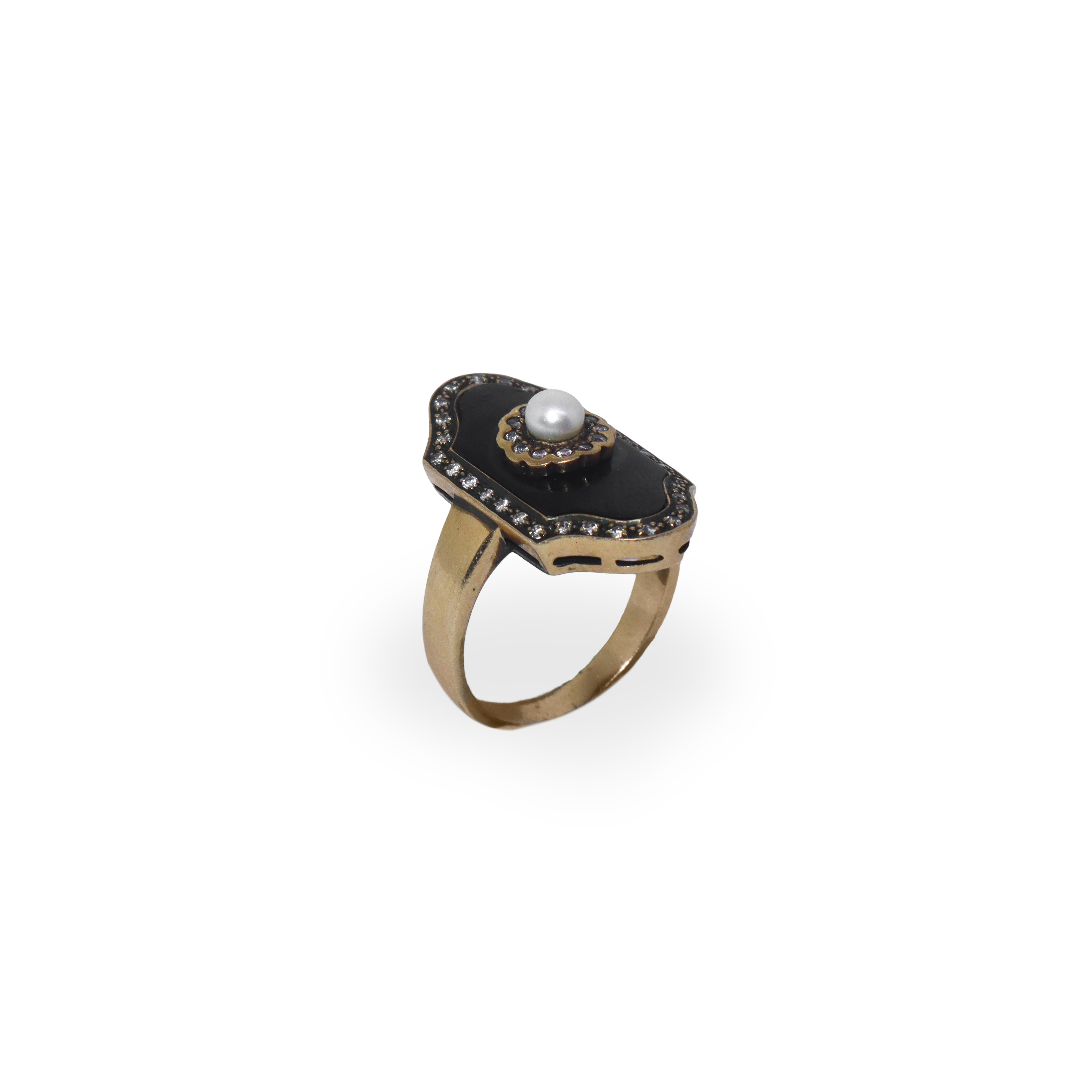 Anello in Oro 14 Kt con Onice, Perla Centrale e Scaglie di Brillanti al Contorno