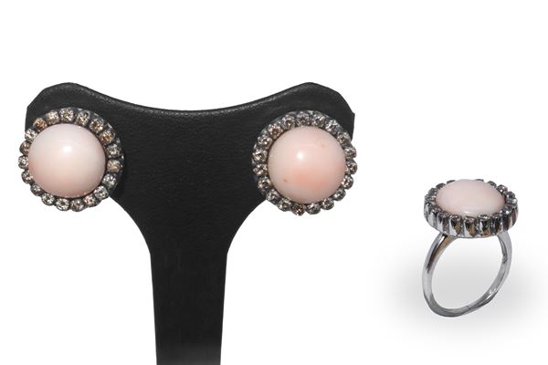 Set composed of ring and earrings in 18 kt white gold with pink coral and diamond surround