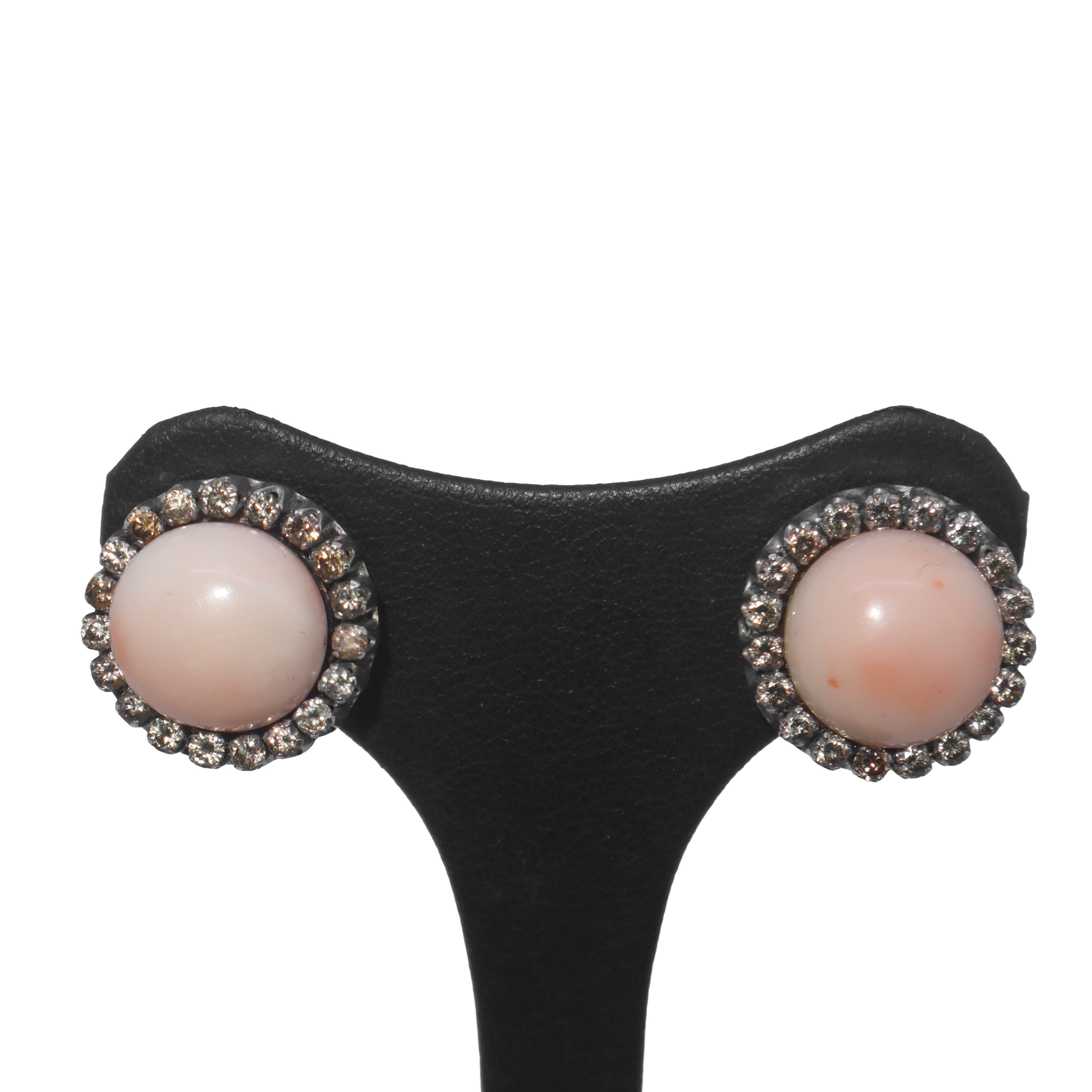 Parure composta da anello ed orecchini in oro bianco 18 kt con corallo rosa e contorno di brillan...