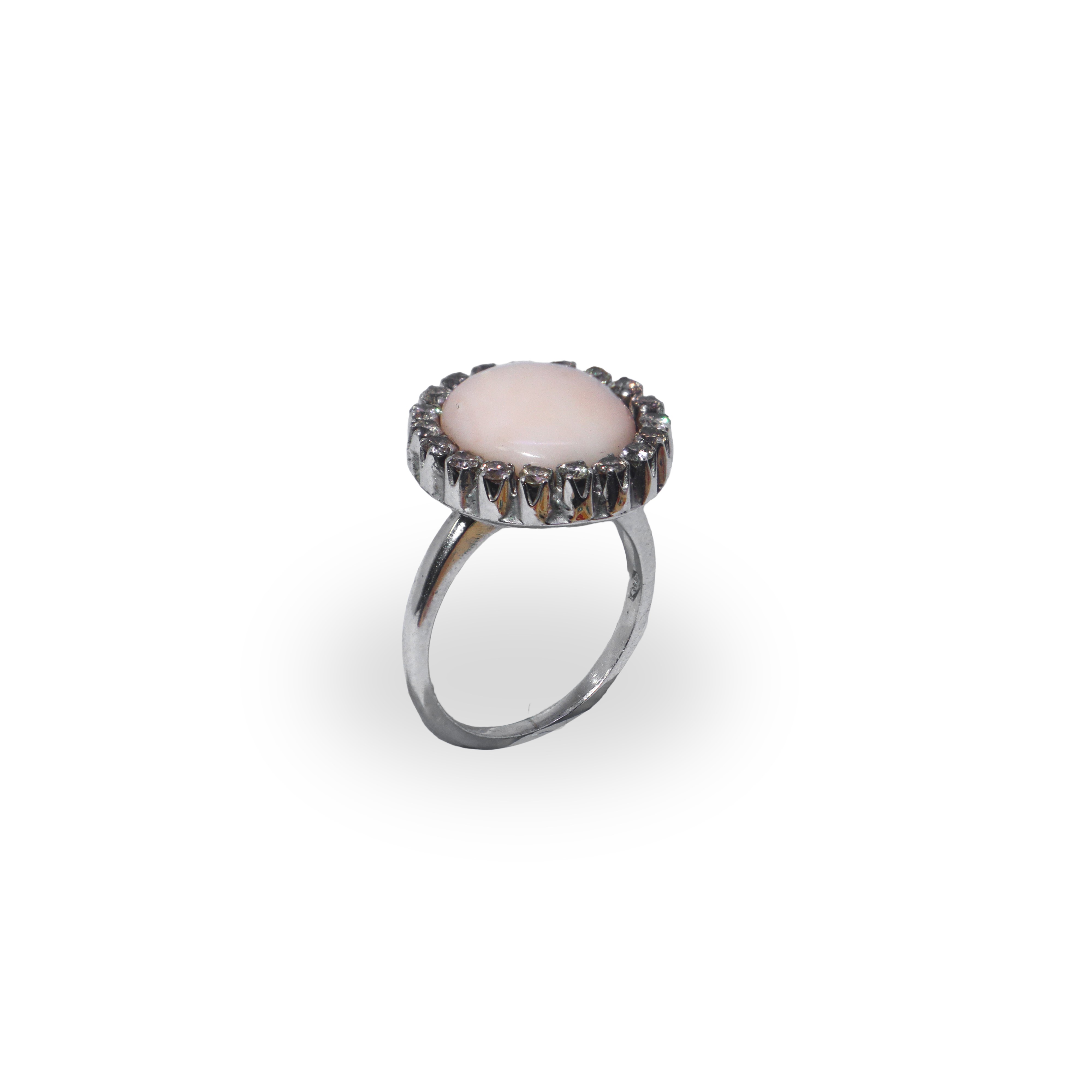 Parure composta da anello ed orecchini in oro bianco 18 kt con corallo rosa e contorno di brillan...