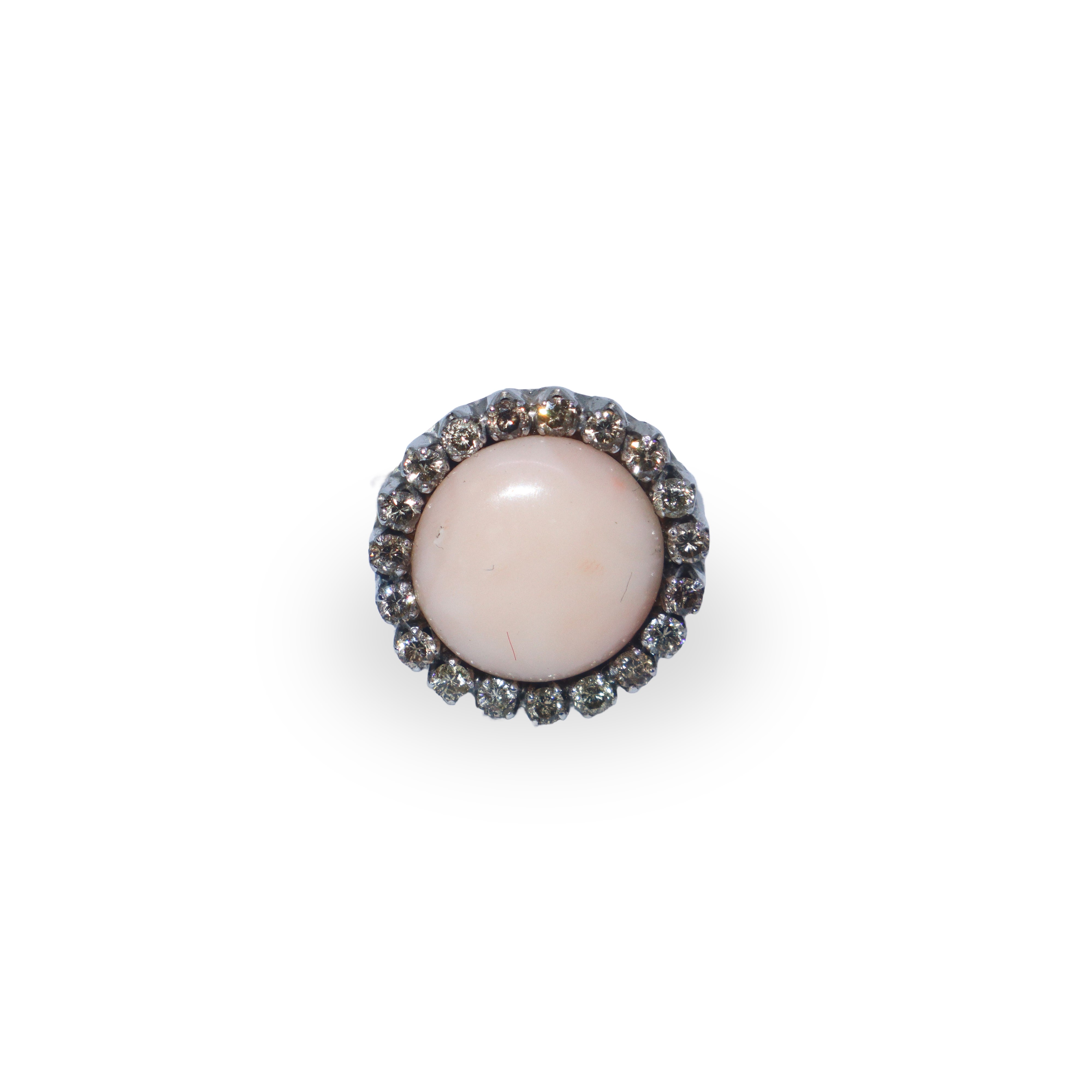 Parure composta da anello ed orecchini in oro bianco 18 kt con corallo rosa e contorno di brillan...