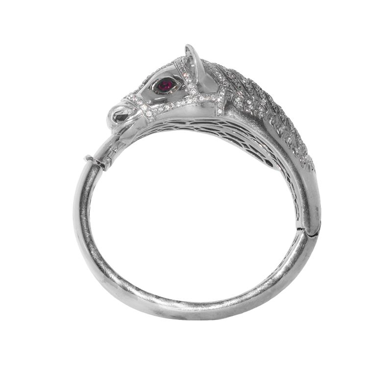 Bracciale rigido con apertura a scatto e chiusura di sicurezza a forma di cavallo in metallo arge...