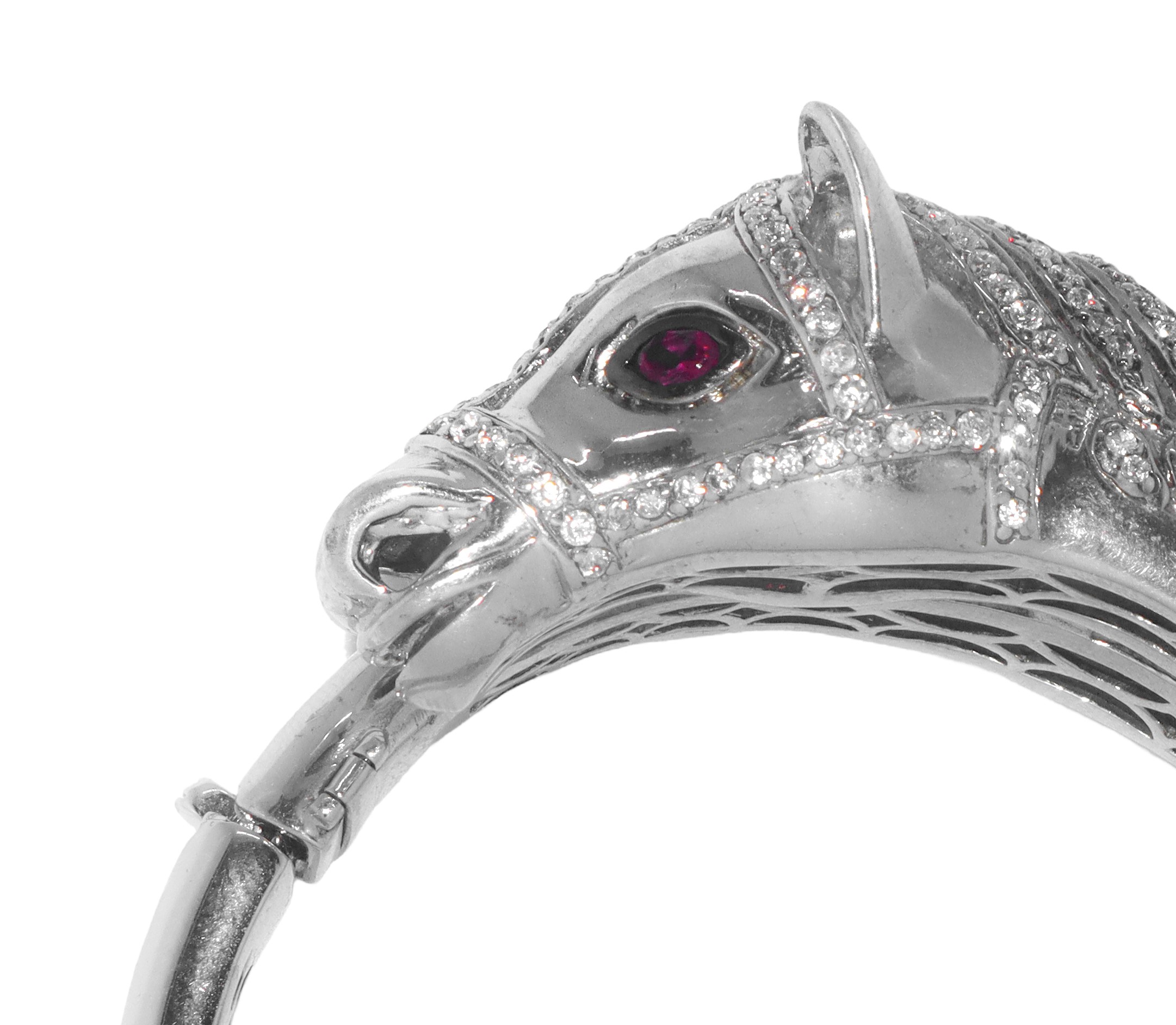 Bracciale rigido con apertura a scatto e chiusura di sicurezza a forma di cavallo in metallo arge...