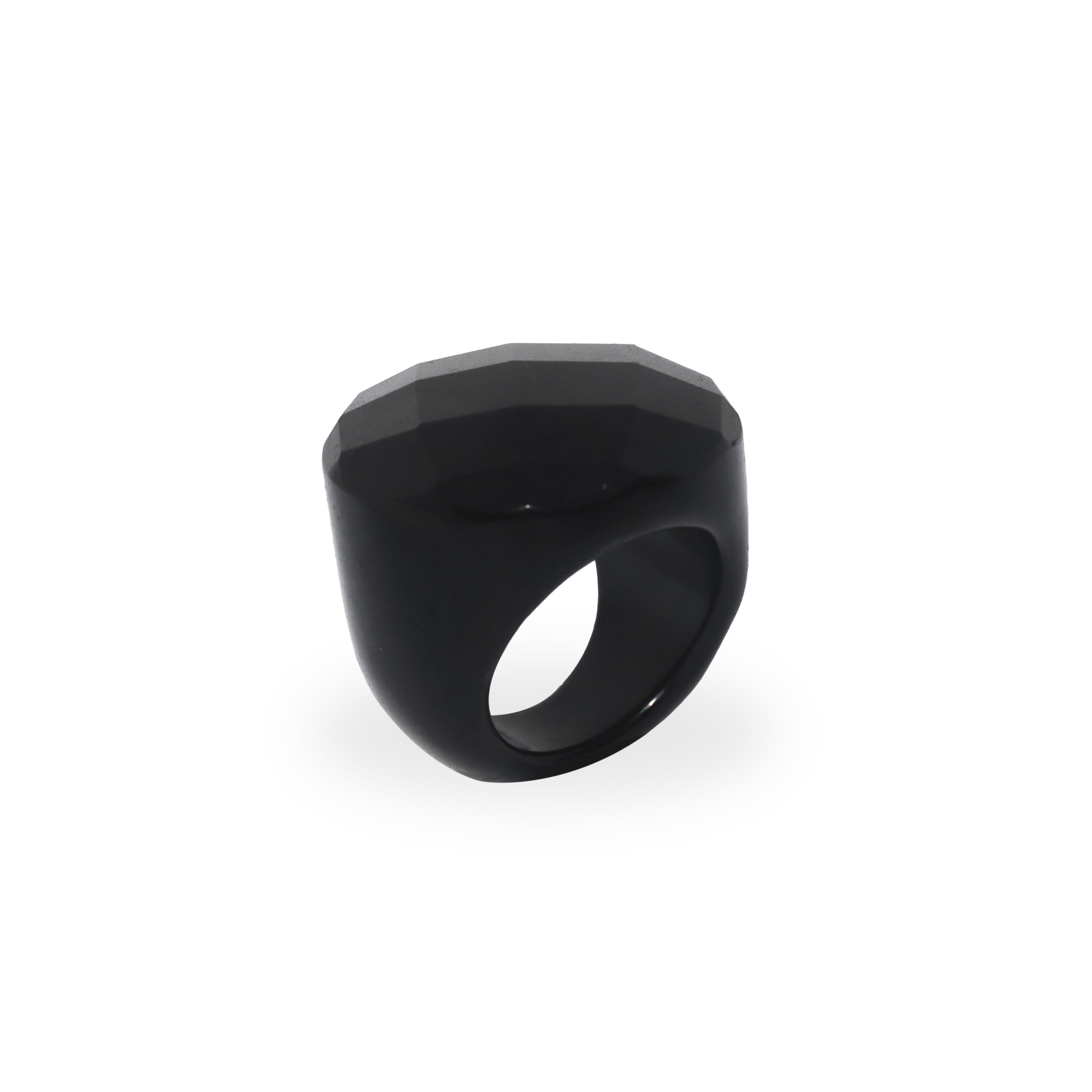 Anello in pasta di vetro nero con fronte sfaccettato