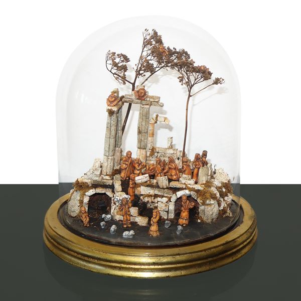 Presepe in corallo rosa in teca di vetro