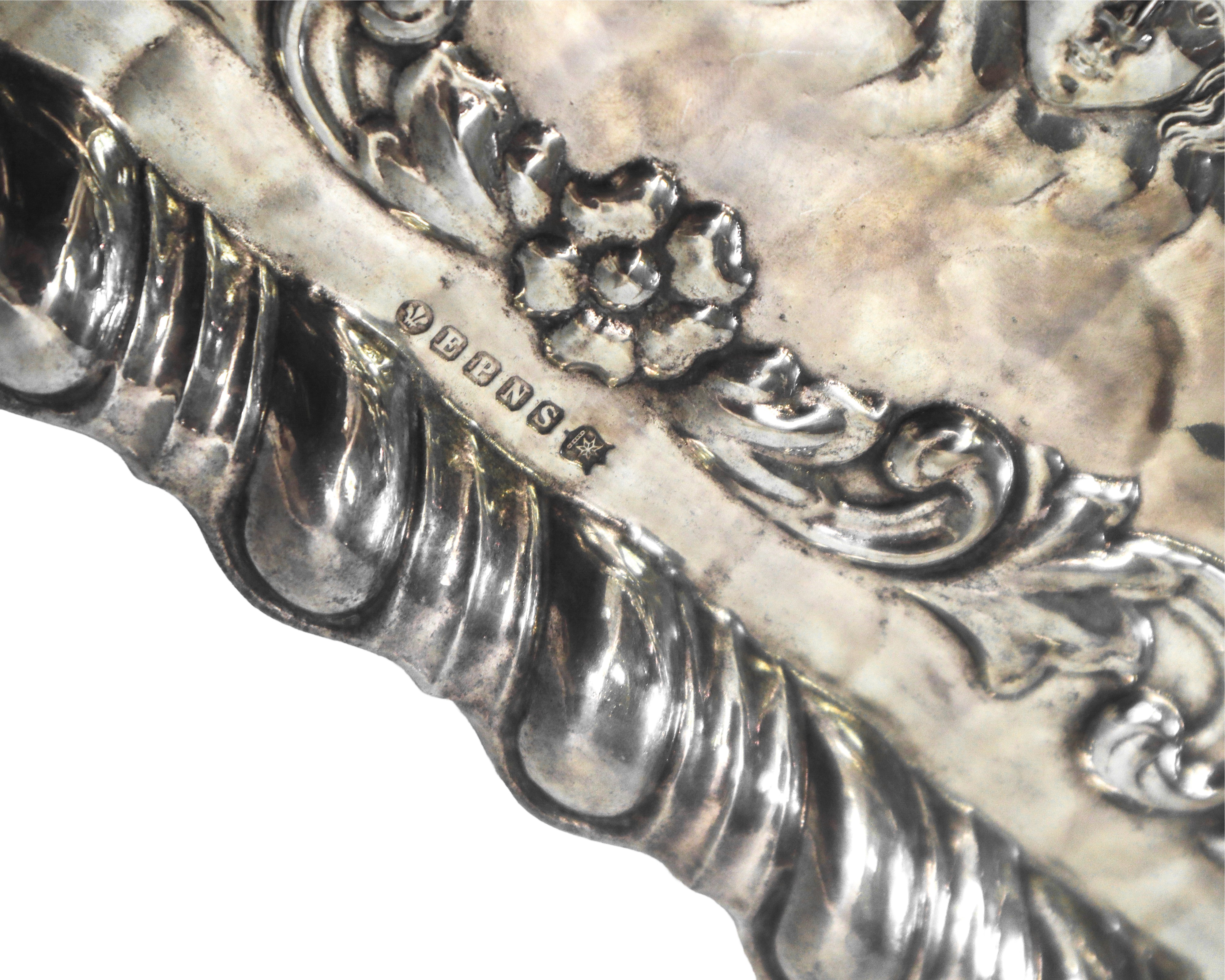 VassoIo in epns sbalzato con teste di Zefiri