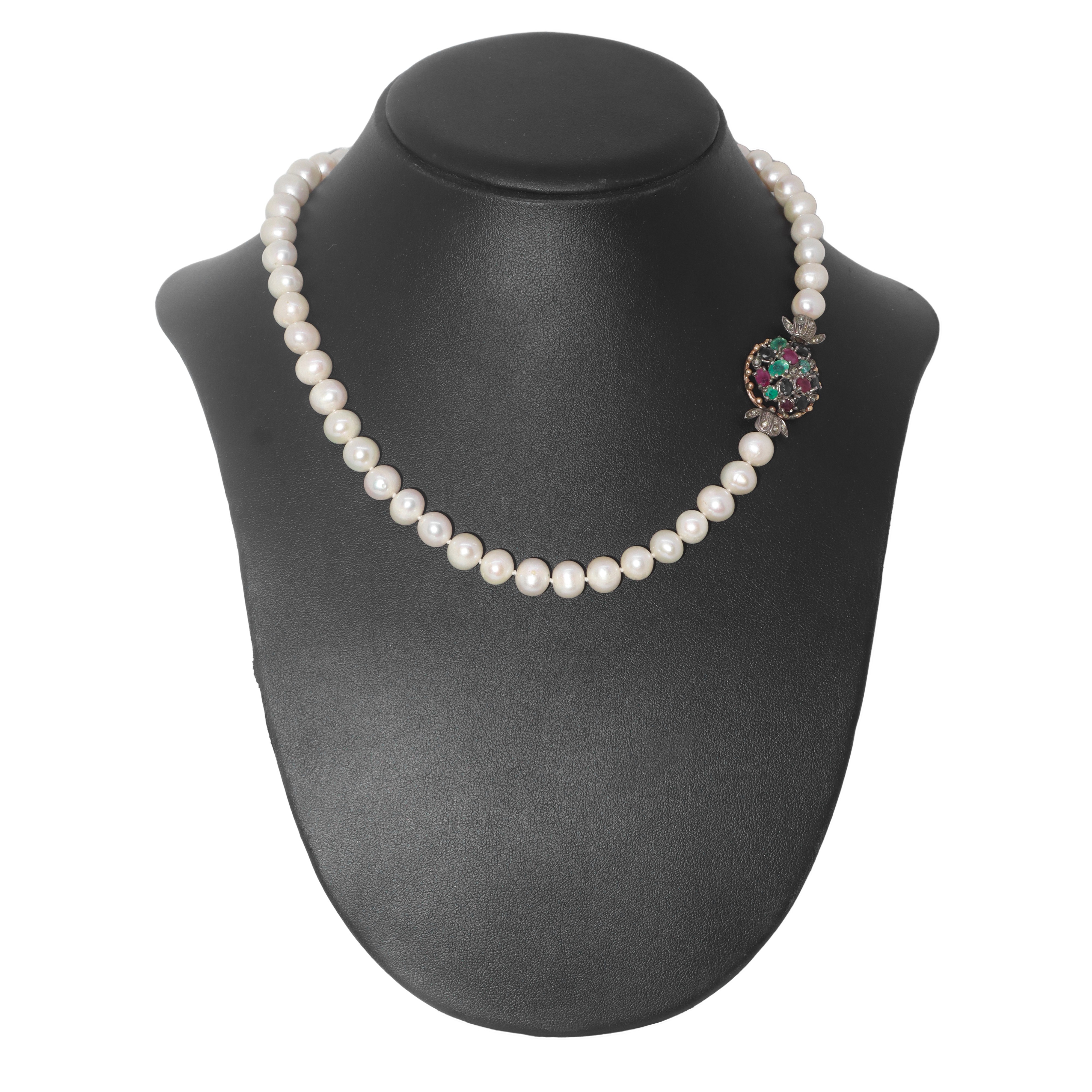 Collana di perle con susta gioiello con pietre colorate