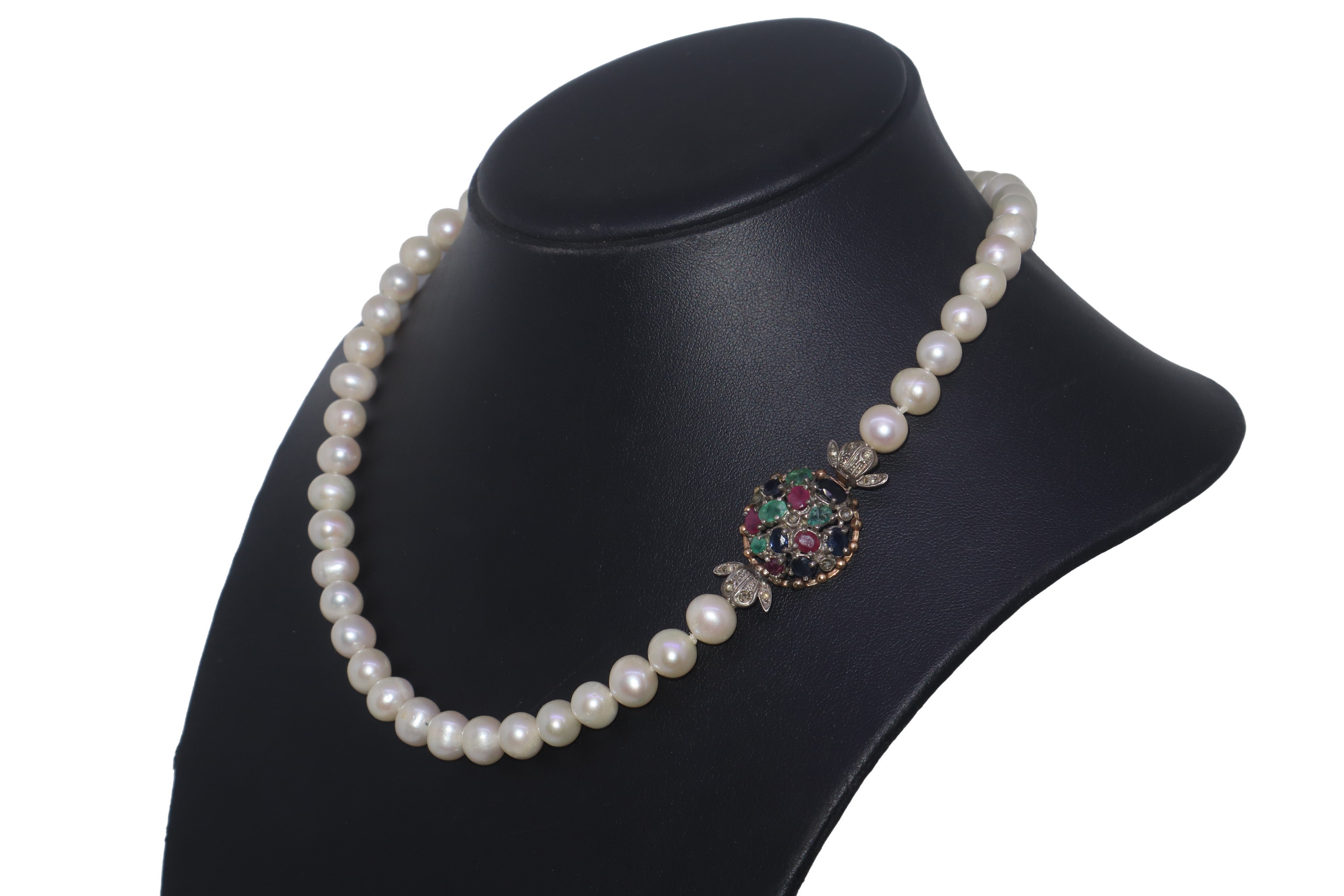 Collana di perle con susta gioiello con pietre colorate