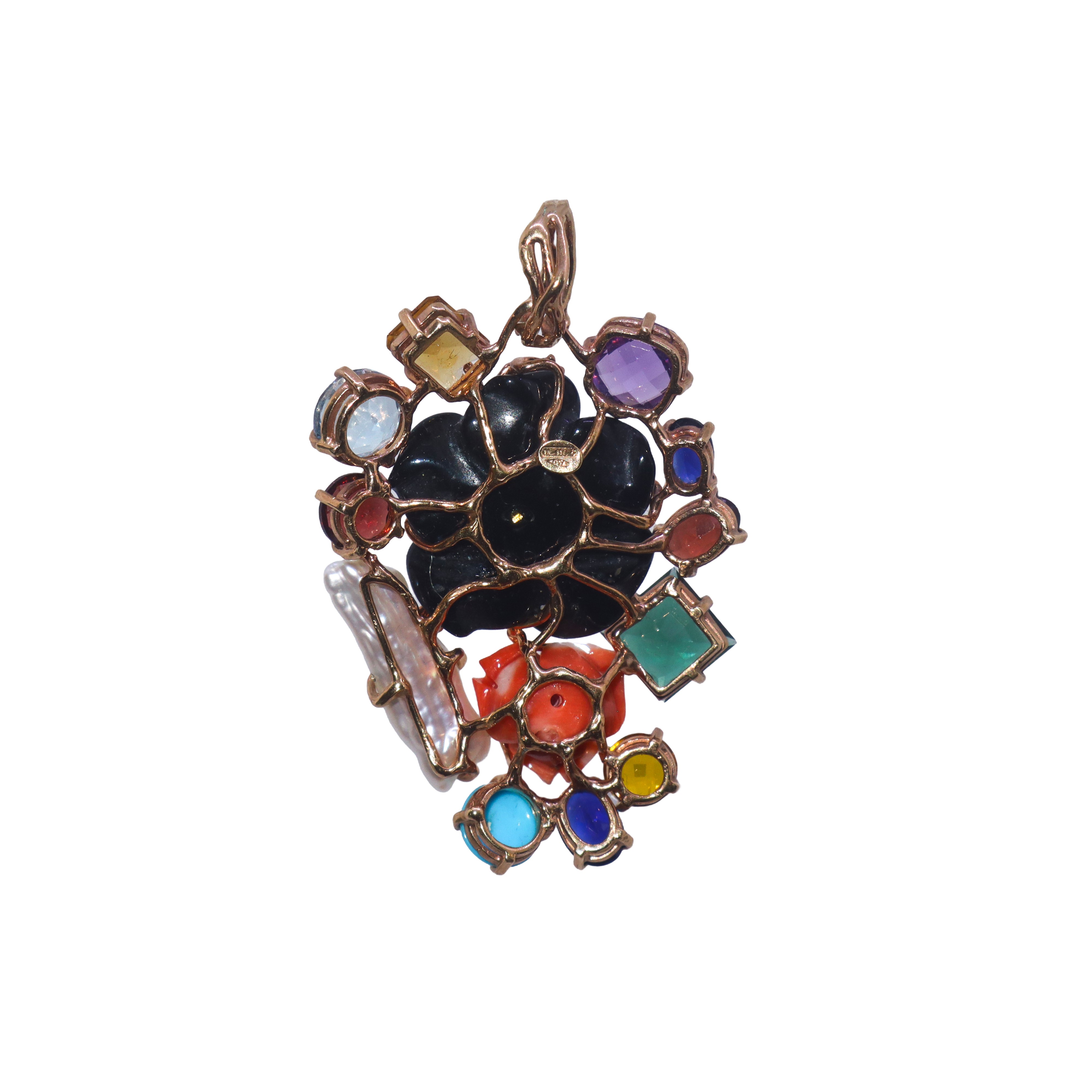 Ciondolo in oro 750 con pietre, onic, perla e fiore in corallo rosa e stilizzazioni di ape e cocc...