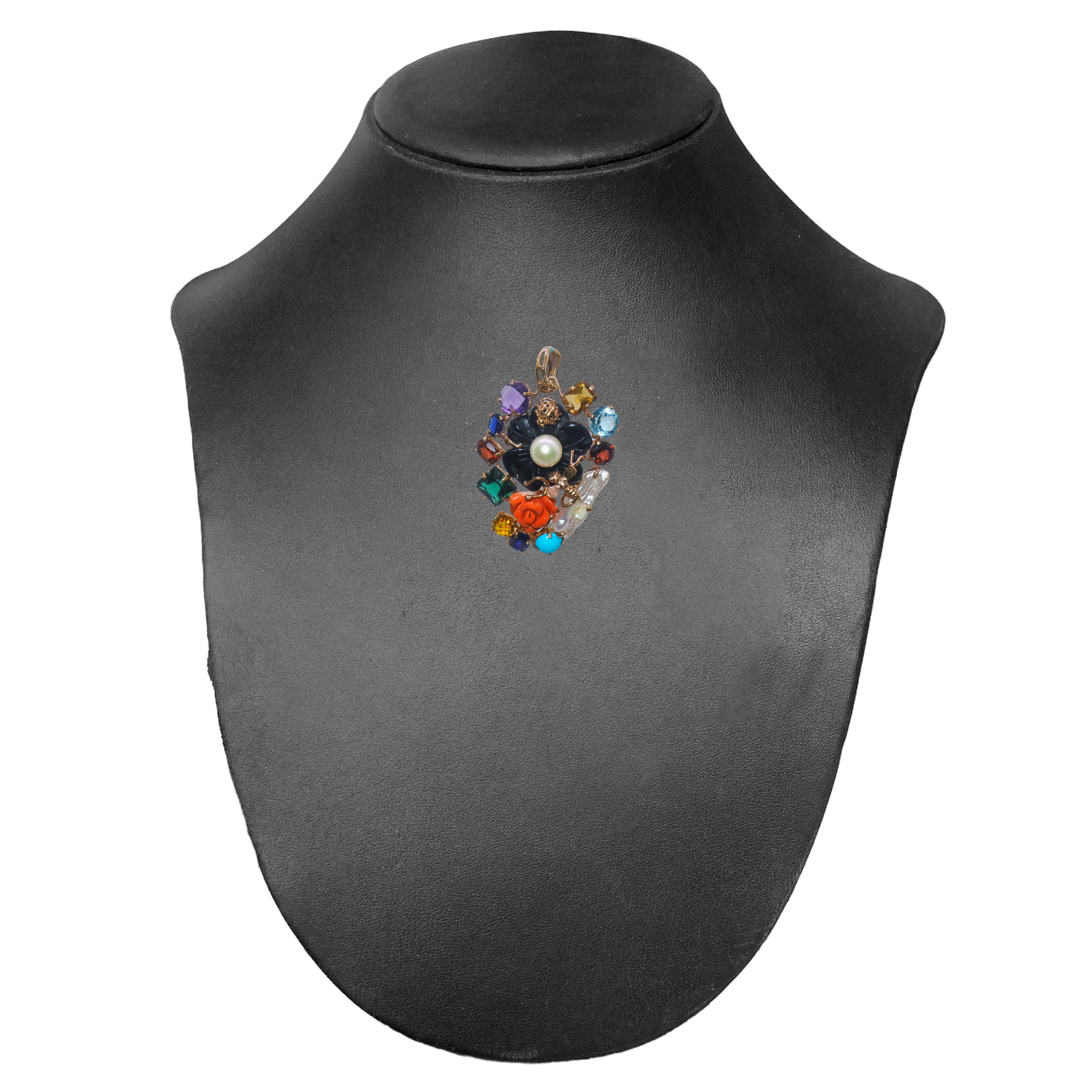 Ciondolo in oro 750 con pietre, onic, perla e fiore in corallo rosa e stilizzazioni di ape e cocc...