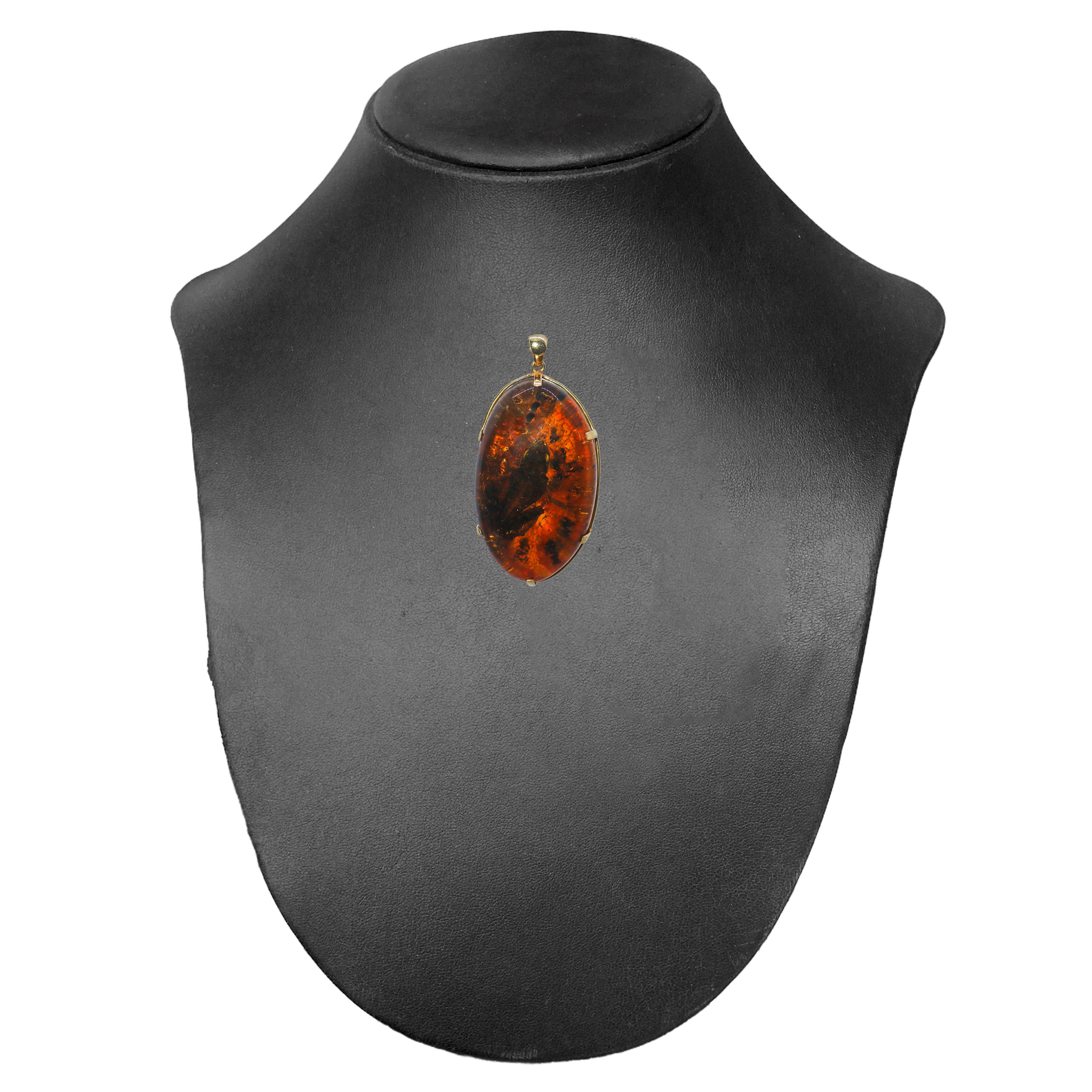 Ciondolo in ambra montato su struttura in oro