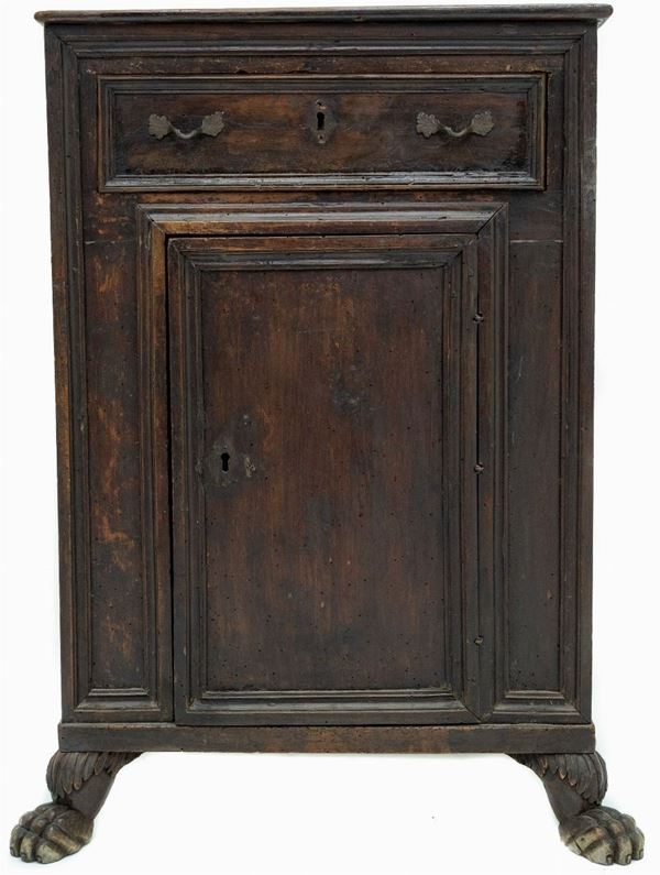 Small cupboard with door and drawer in walnut wood, XVIII Century. H cm 94X63X37,5.