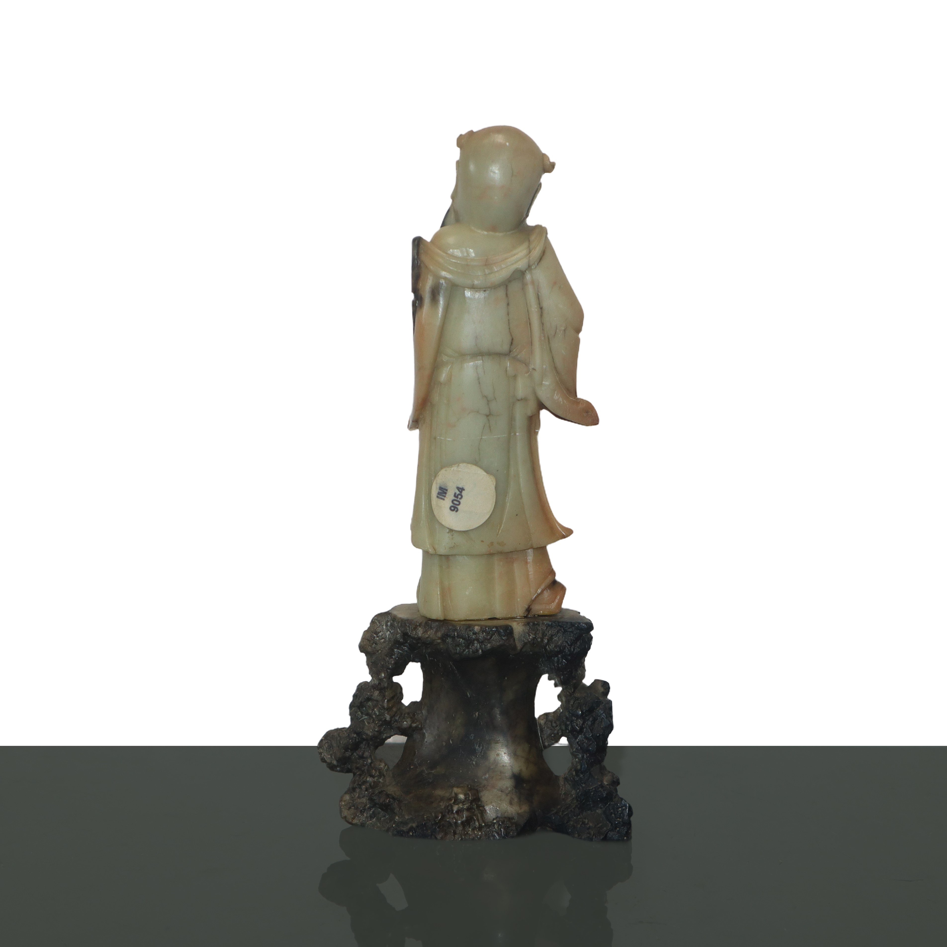 Saggio cinese con barba nera