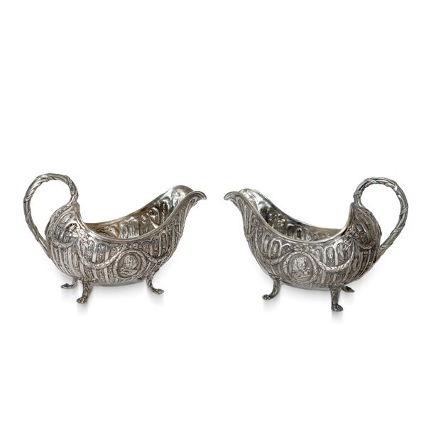 Georg Roth - Pair of silver gravy boats with handle and lion feet