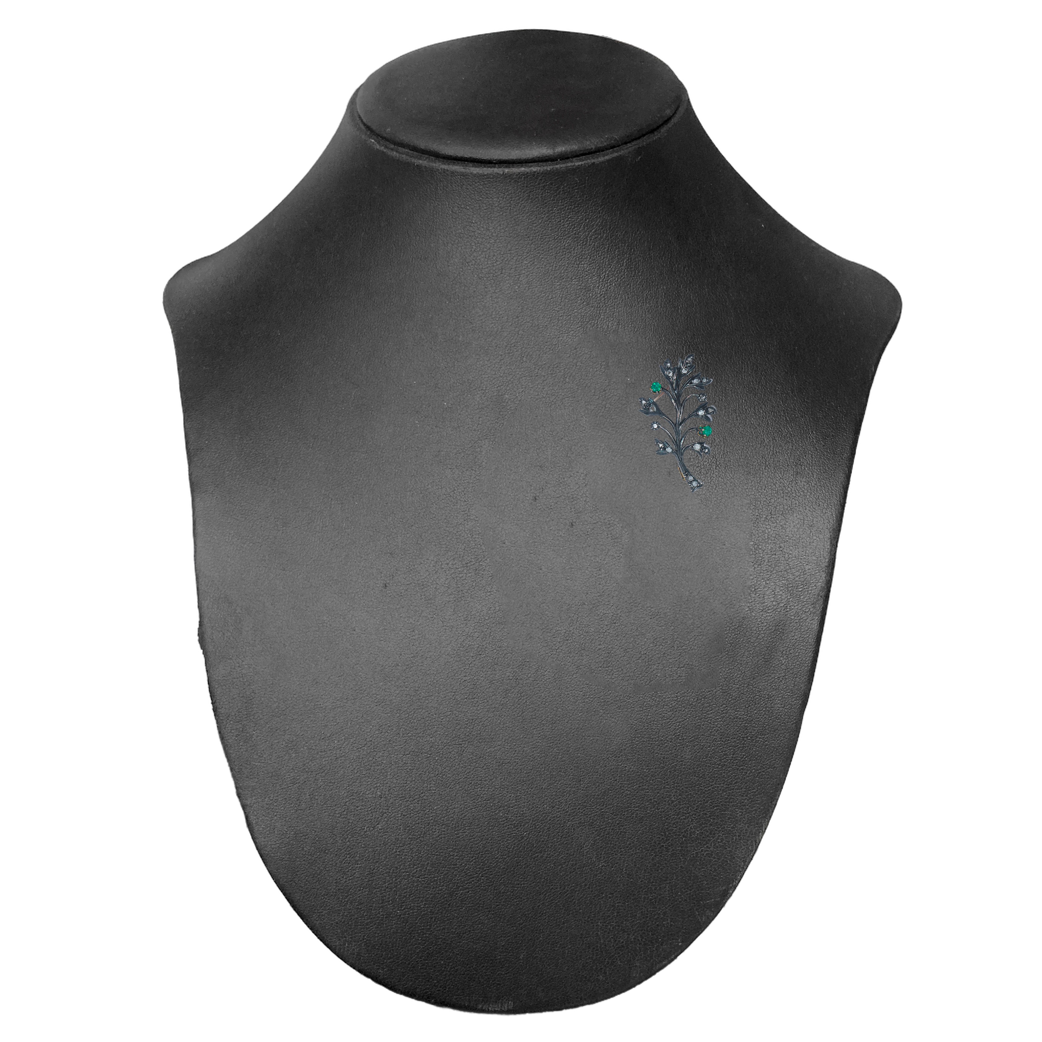 Spilla in oro a basso titolo a forma di ramo con pietre