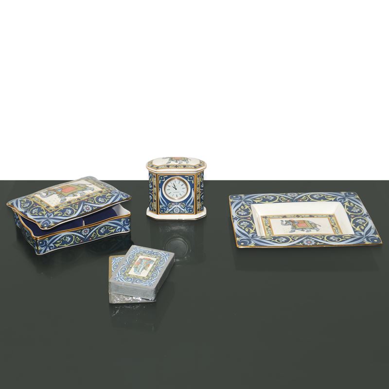 Trittico in porcellana bone china modello Blue Elephant, composto da posacenere, orologio, scatol...