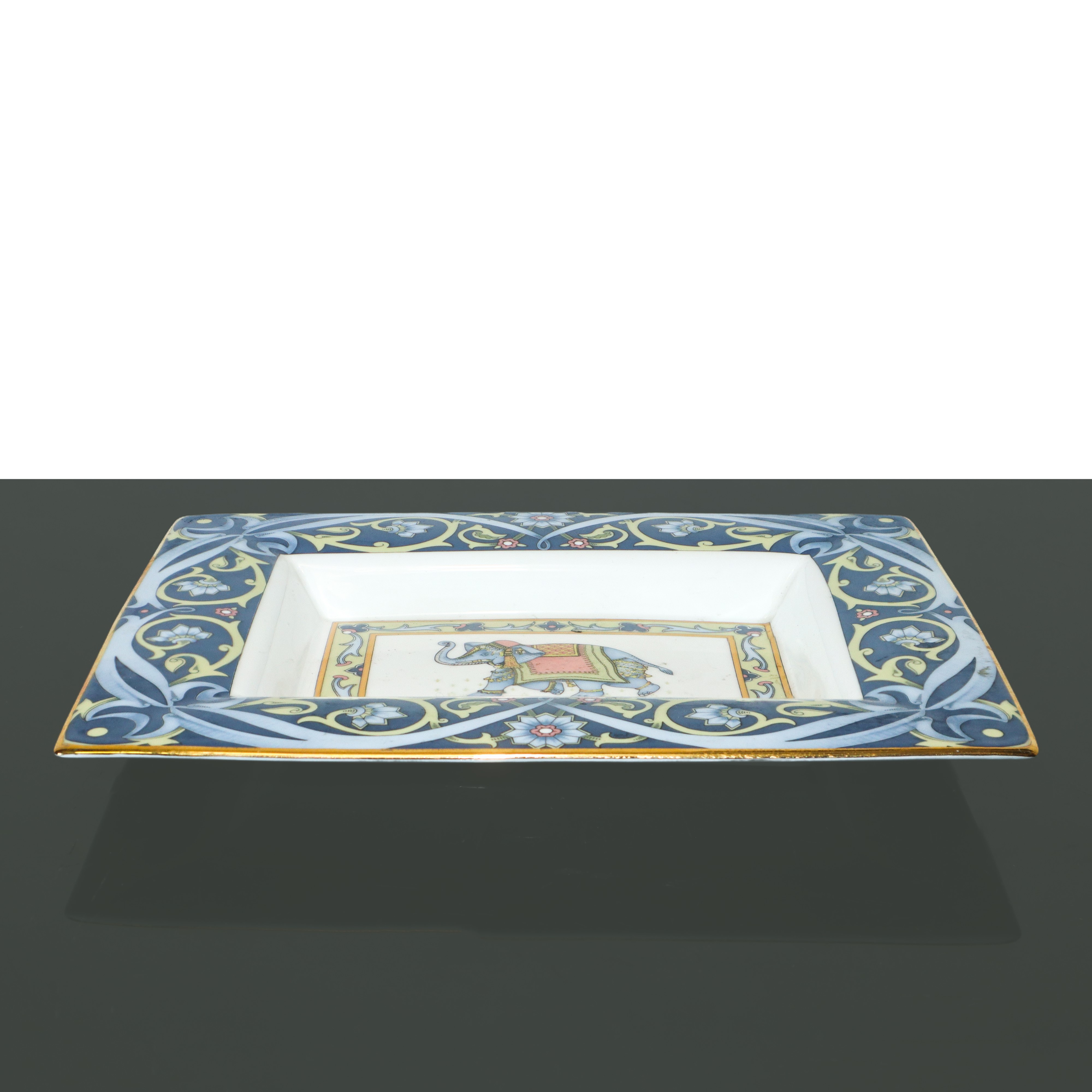 Trittico in porcellana bone china modello Blue Elephant, composto da posacenere, orologio, scatol...