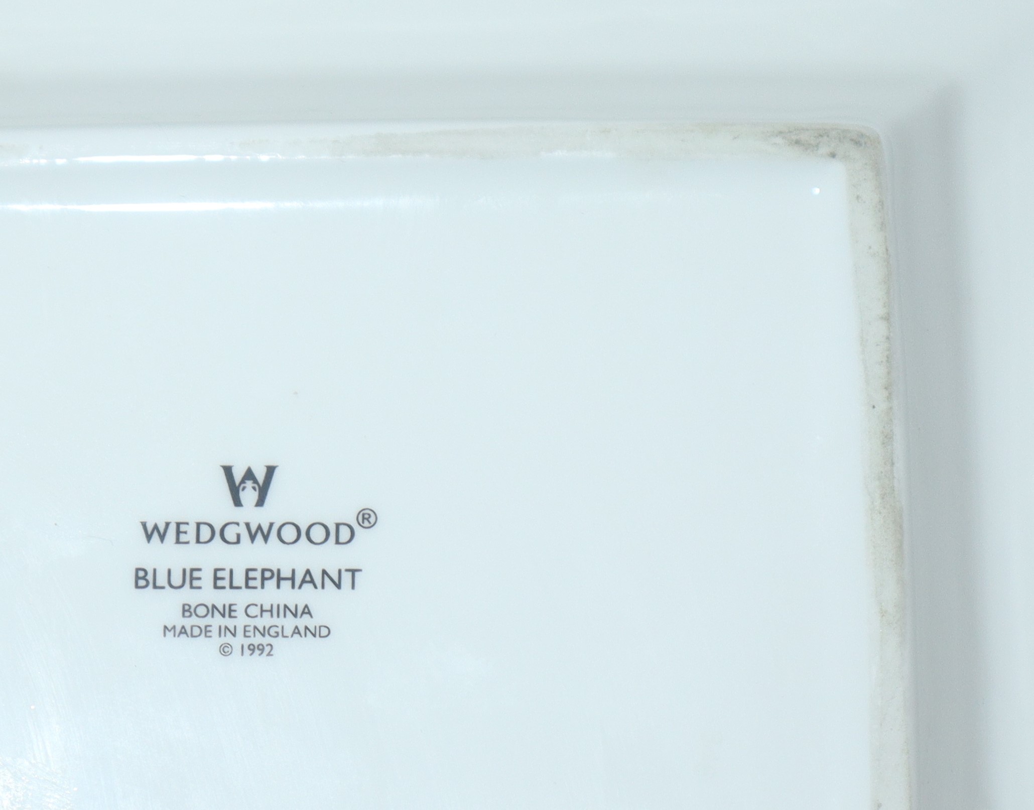 Trittico in porcellana bone china modello Blue Elephant, composto da posacenere, orologio, scatol...