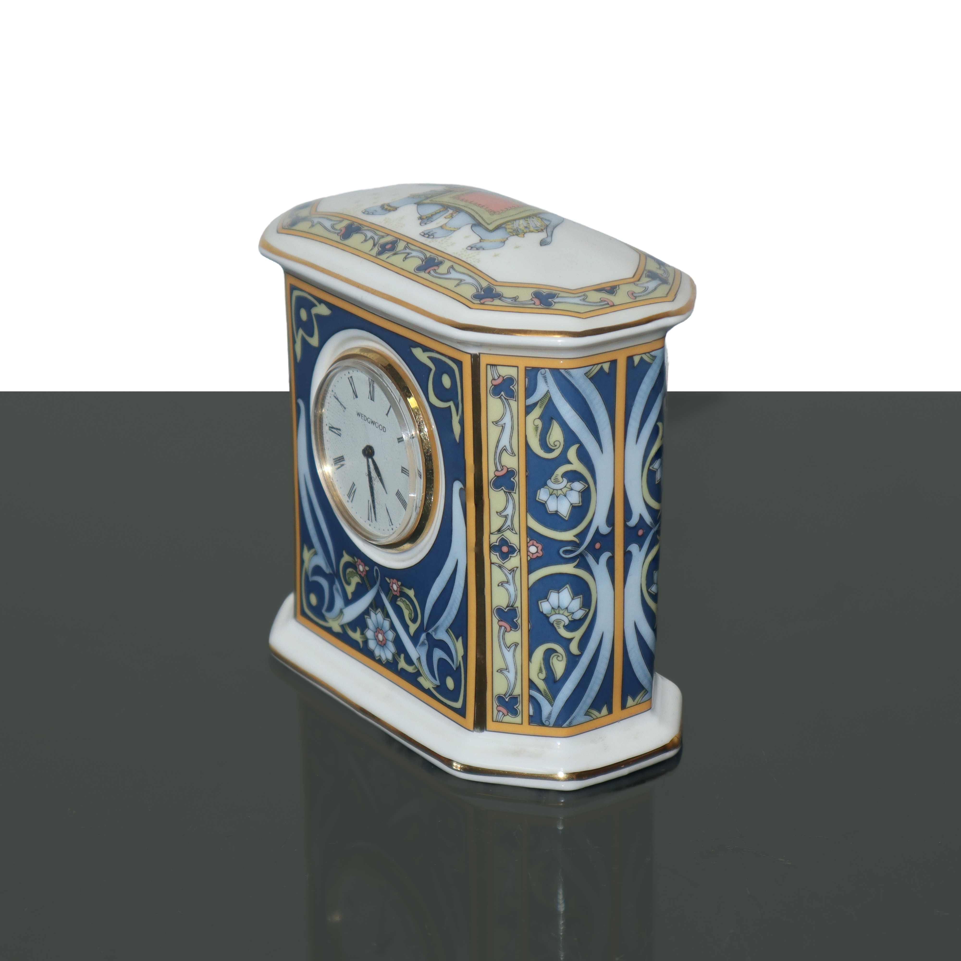 Trittico in porcellana bone china modello Blue Elephant, composto da posacenere, orologio, scatol...