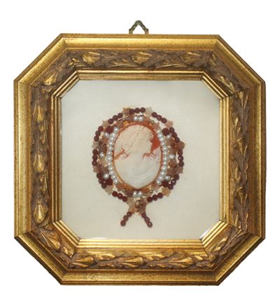 Vero cammeo in oro 18 kt, Ritratto di giovane donna con cornice ottagonale in legno dorato