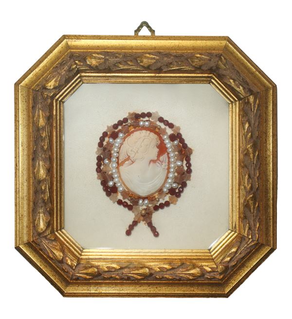 Cammeo di giovane donna contornato da perline e granatini in  cornice ottagonale di legno dorato