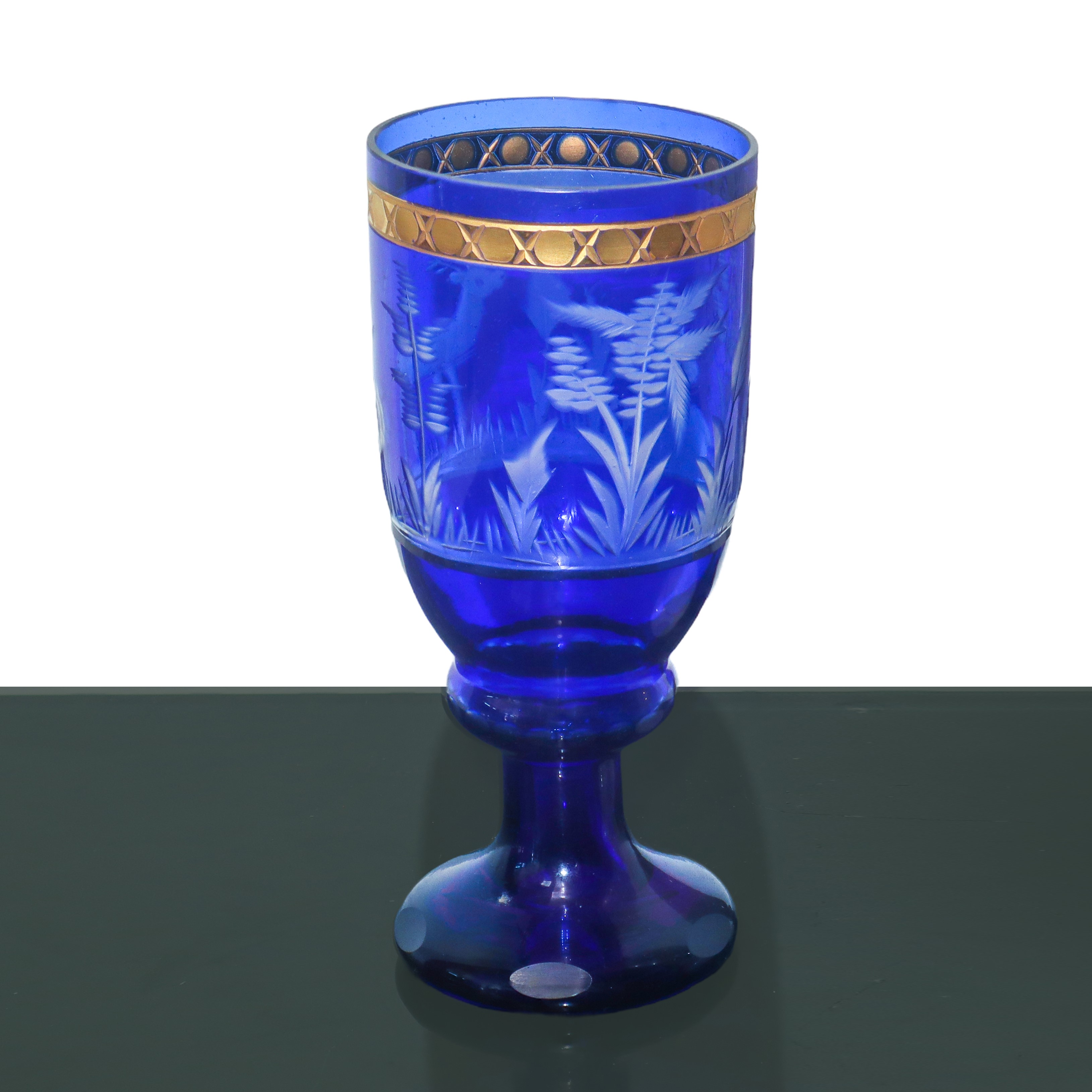 Due Bicchieri in Vetro di Murano uno Blu e uno Bianco Dipinti e Incisi sul Fronte