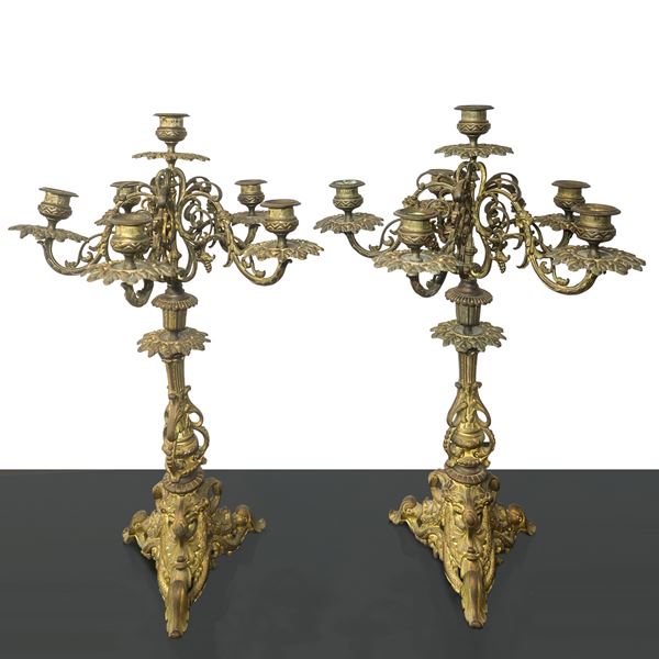 Coppia di candelabri a 6 luci in metallo dorato