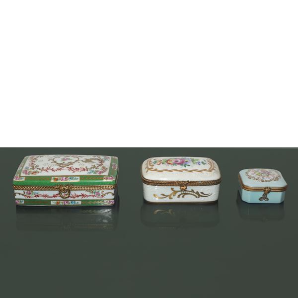 Limoges - Three hand-painted porcelain boxes with floral motifs