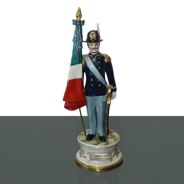 Statuetta in porcellana Alfiere combattente Guardia di finanza