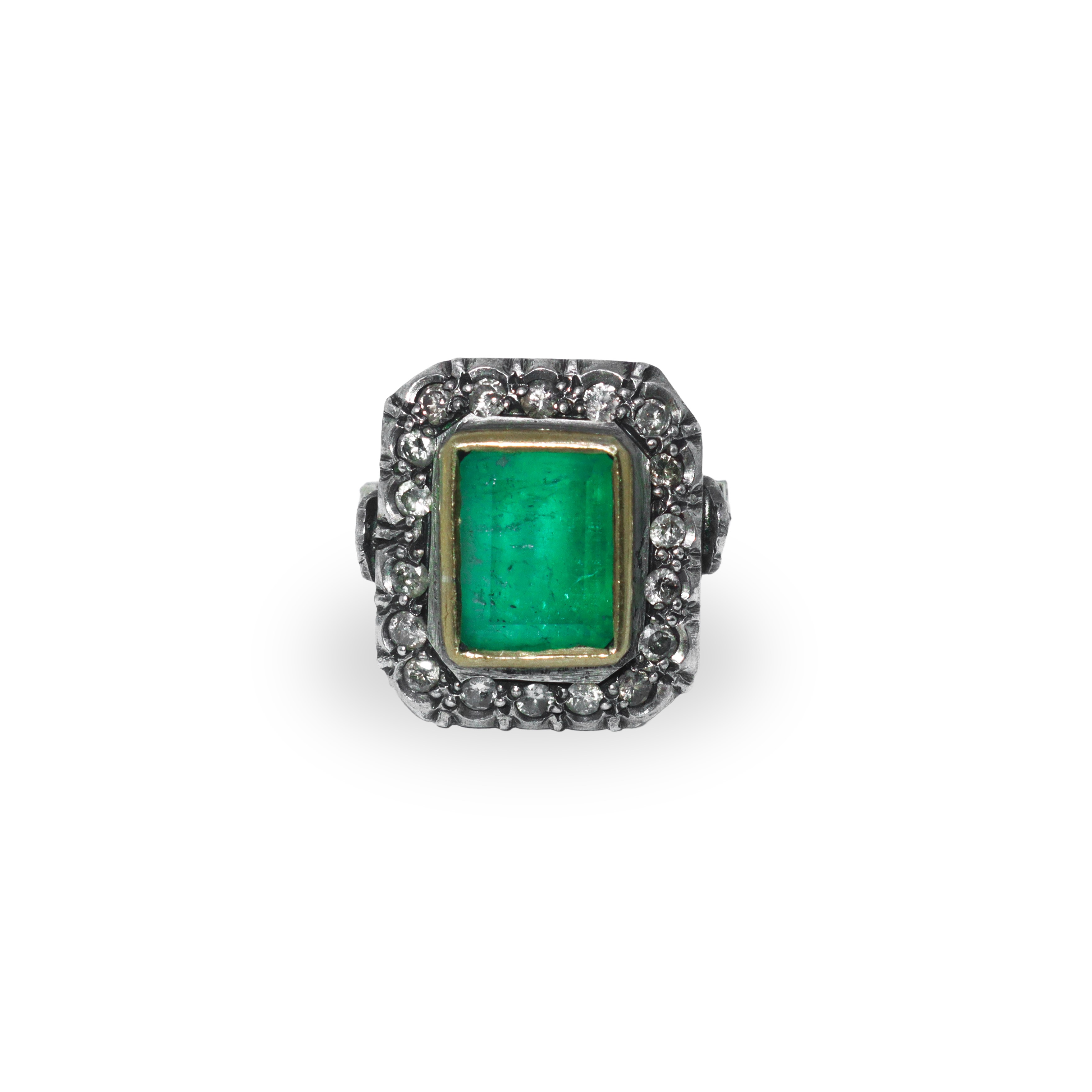 Anello in oro basso titolo e argento con smeraldo e ghiera di brillanti