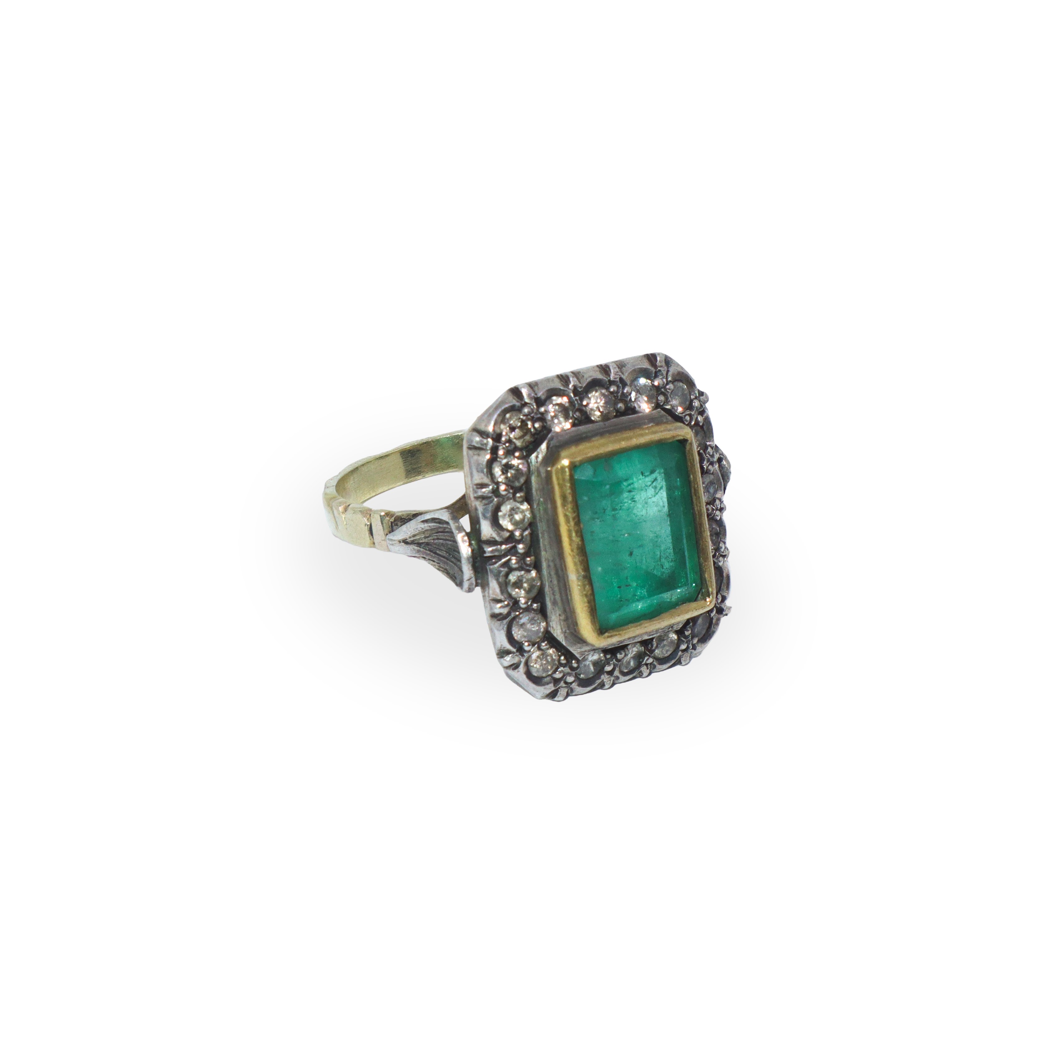 Anello in oro basso titolo e argento con smeraldo e ghiera di brillanti