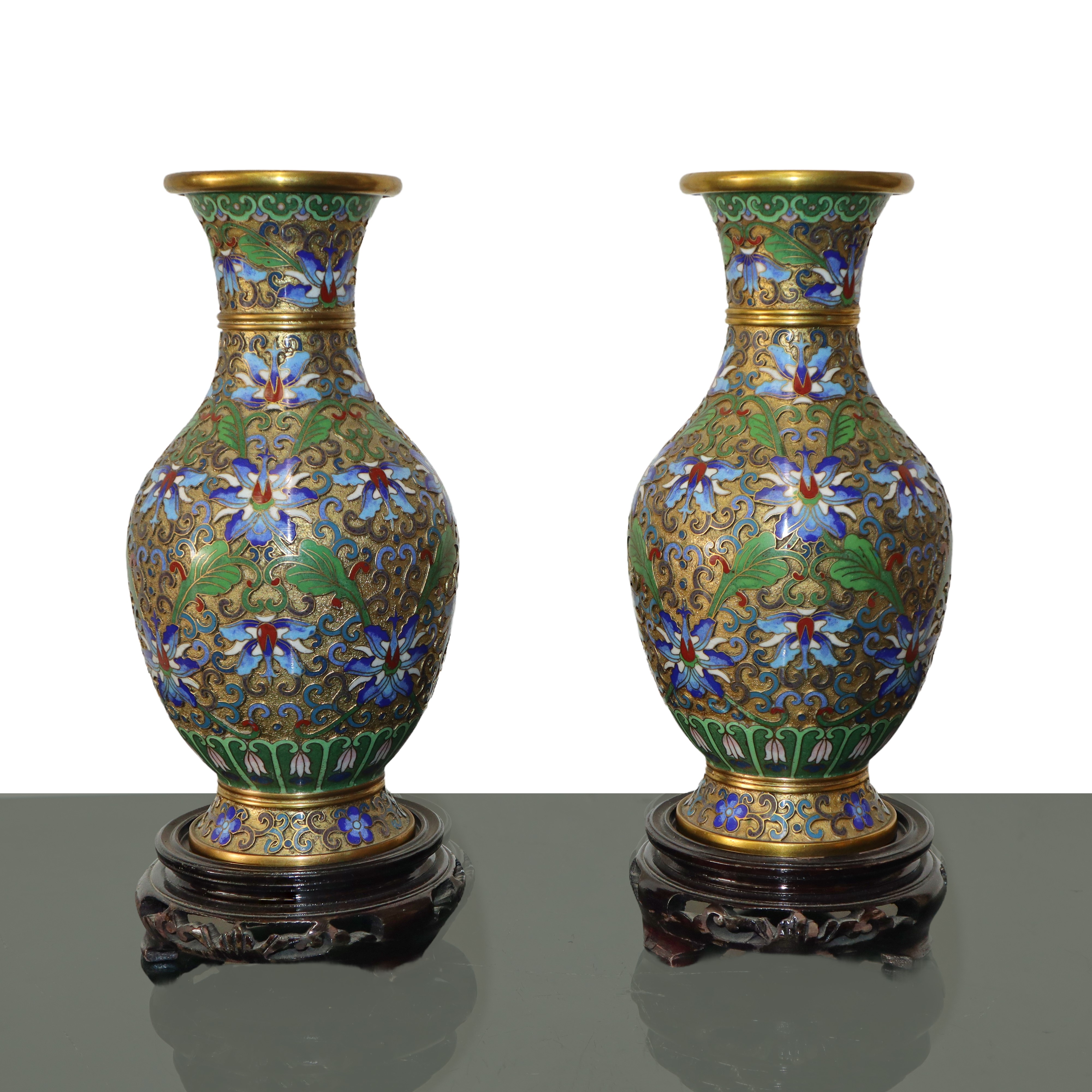 Coppia di vasi in metallo con smalti cloisonnet blu e bianchi