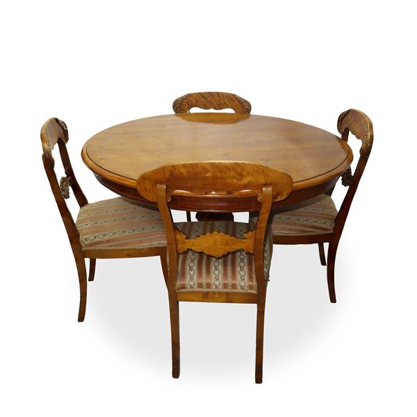 Round table in walnut wood with three-spoke foot carved with leaves in the Louis Philippe style