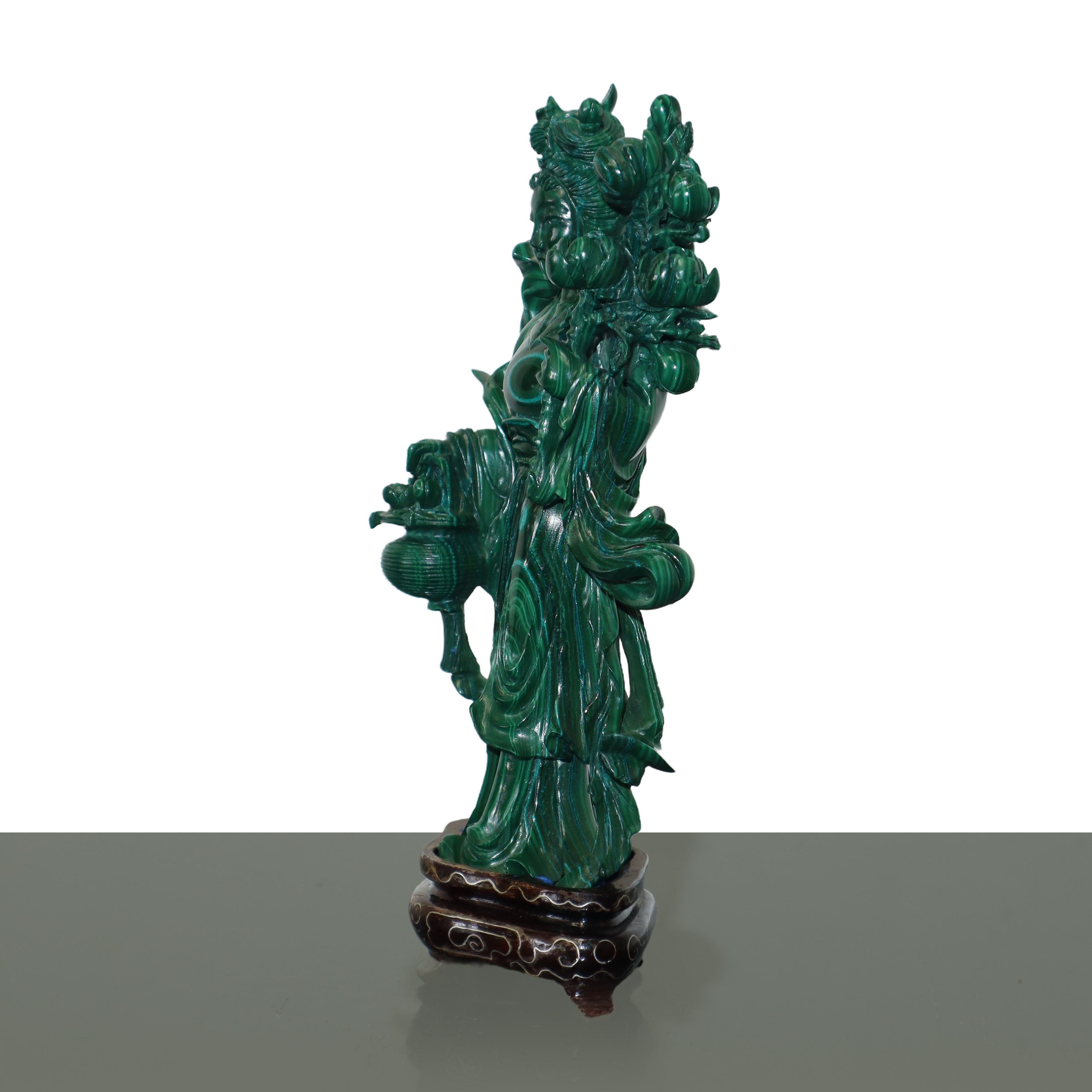 Guayin con fiori di loto e cesto in mano in malachite