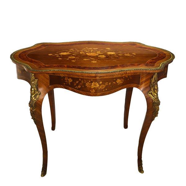 Inlaid coffee table with shaped shape, golden brass frame and bronzes applied to the legs, floral inlays on the undertop flounce