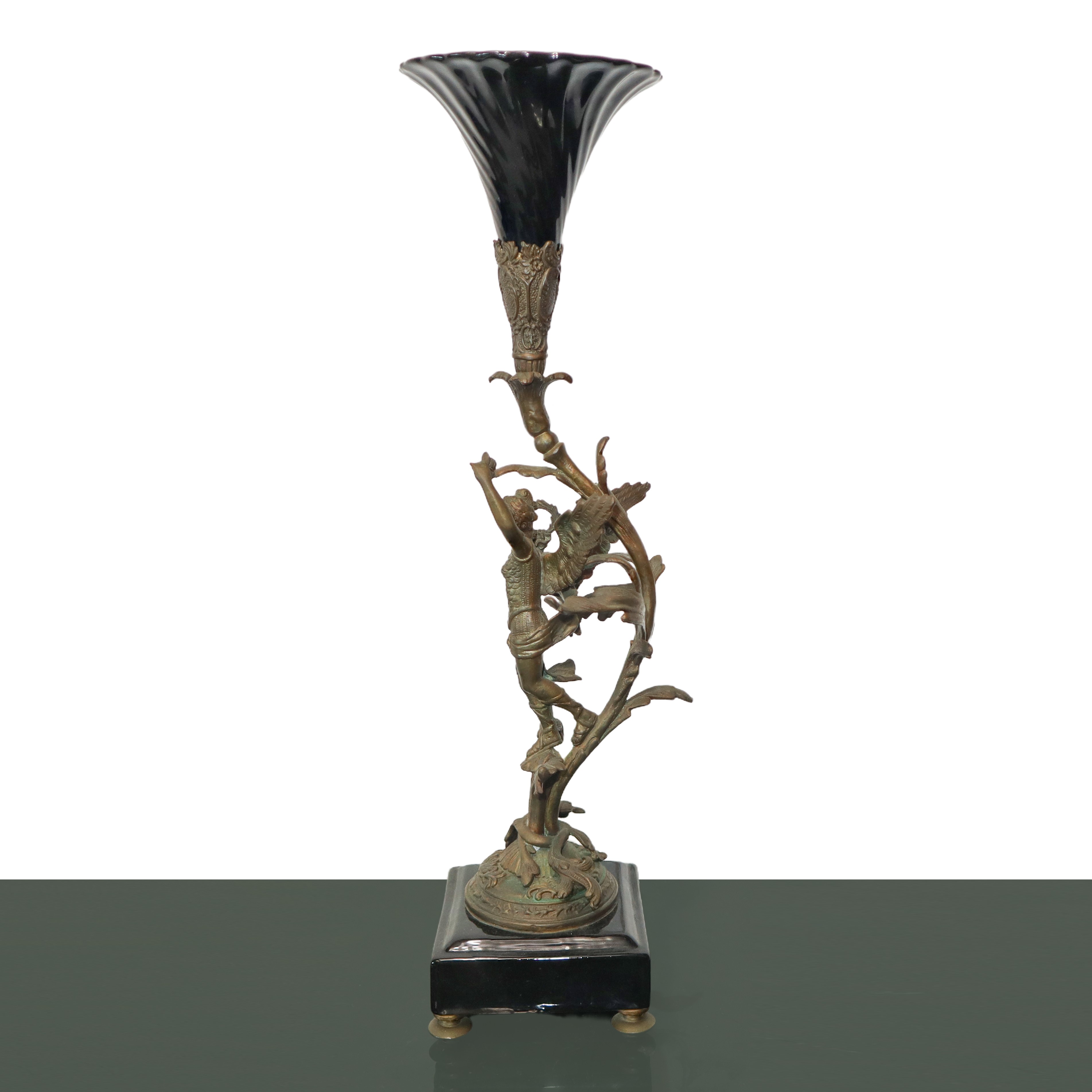 Scultura in Metallo con Calice in Vetro