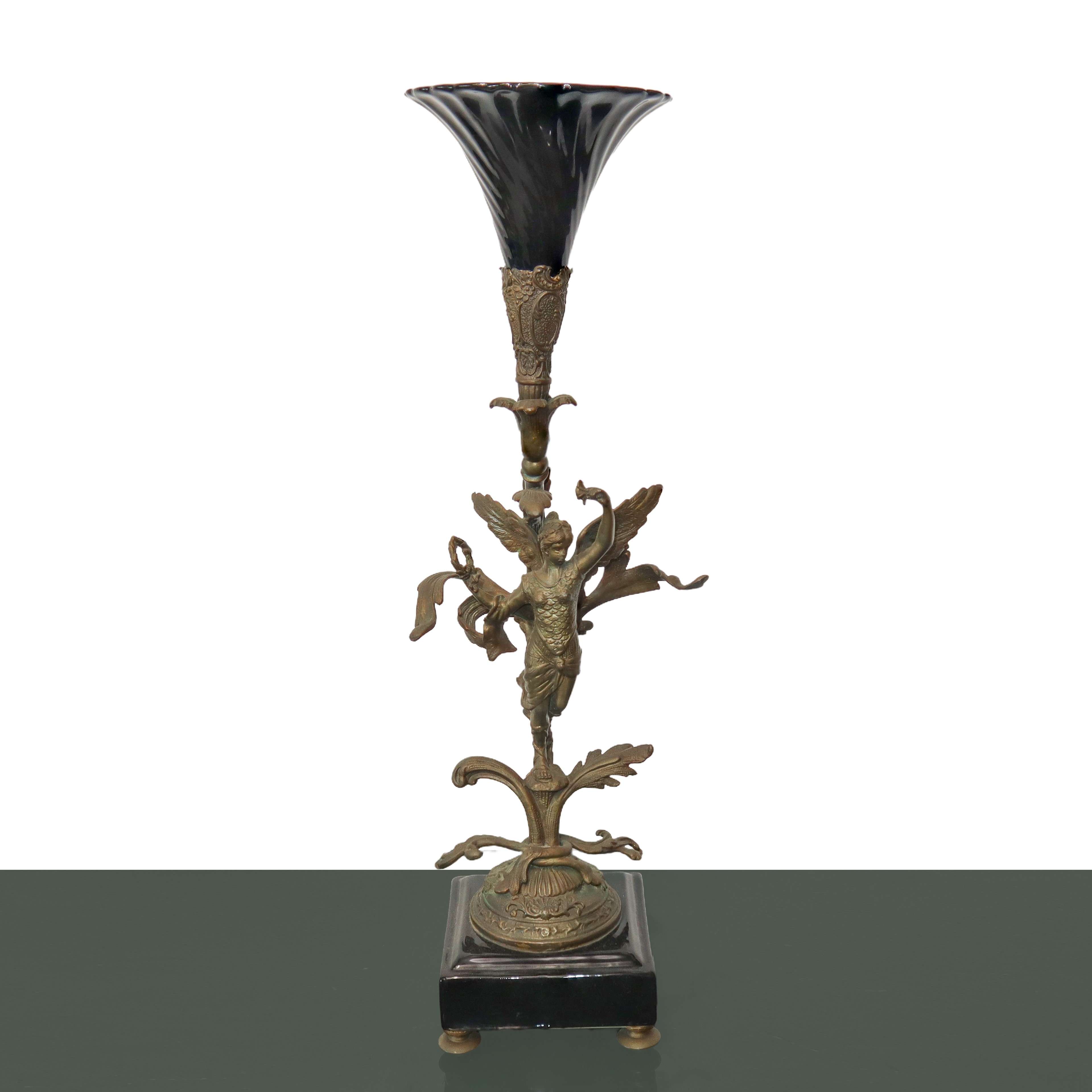 Scultura in Metallo con Calice in Vetro