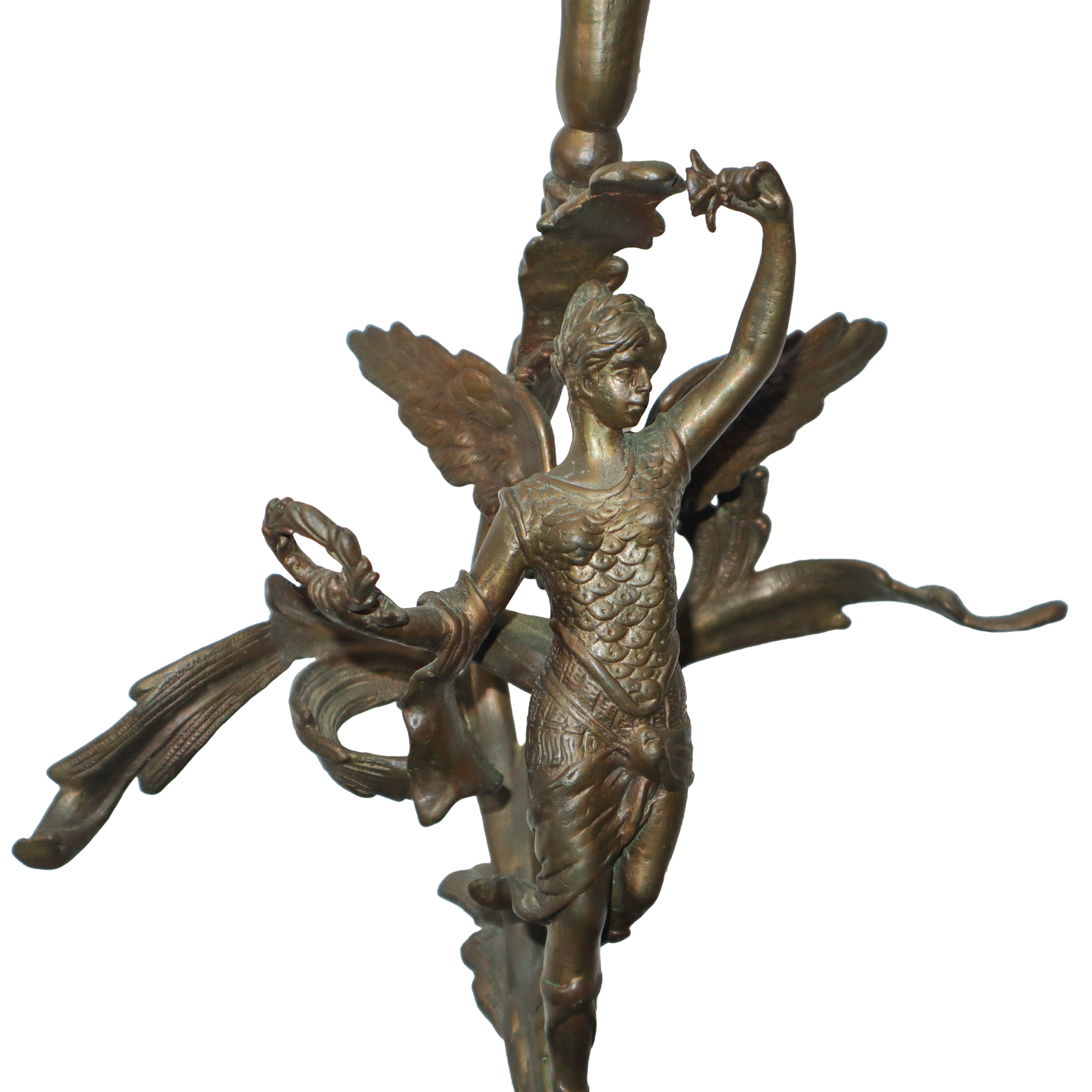 Scultura in Metallo con Calice in Vetro