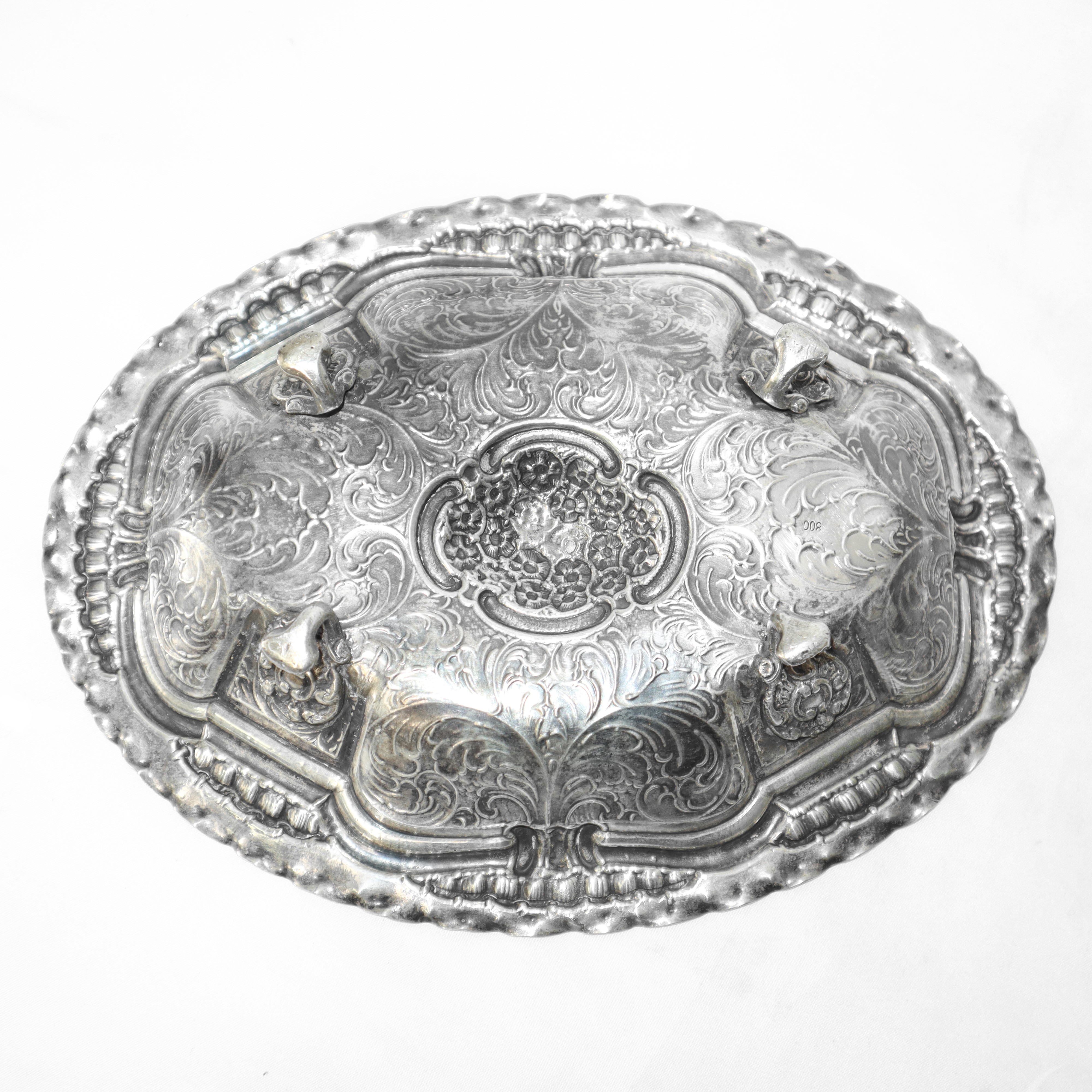 Alzata in argento 800 bulinato e sbalzato a mano