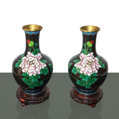 Coppia di vasi dipinti cloisonné, cm 21,5X13 con base 25,5X13