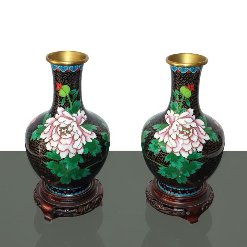 Coppia di vasi dipinti cloisonné, cm 21,5X13 con base 25,5X13