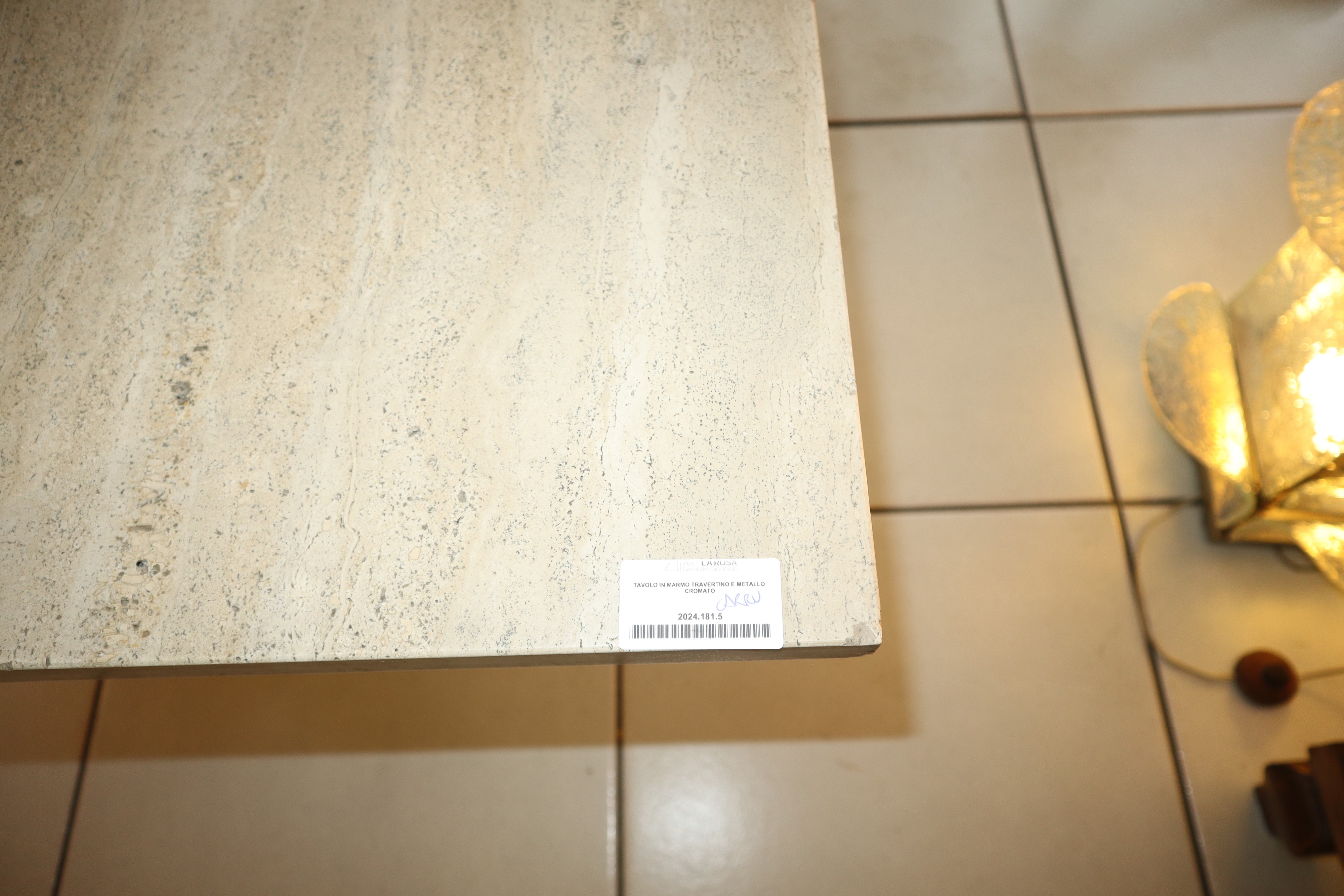 Tavolo in marmo travertino e metallo cromato