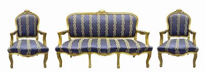 Divano e due poltrone, stile Luigi Filippo, legno dorato intagliato e scolpito con rivestimenti i...