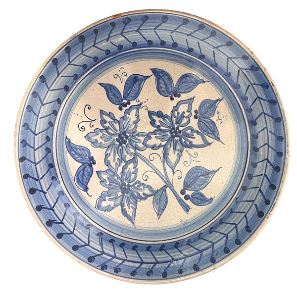 Piatto in maiolica Santo Stefano di Camastra decorato a motivi floreali blu